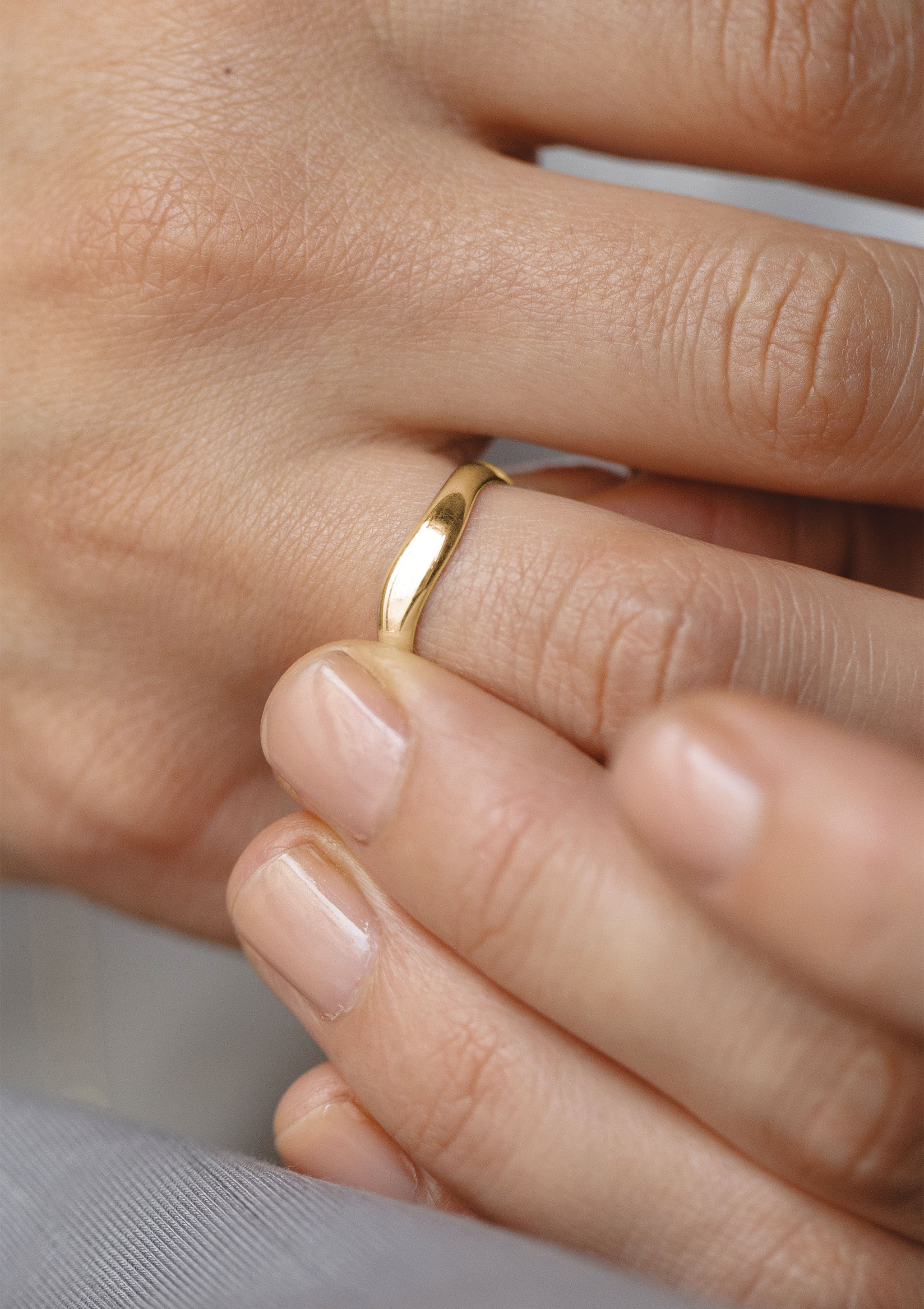 Marea Women’s Ring in solid yellow gold