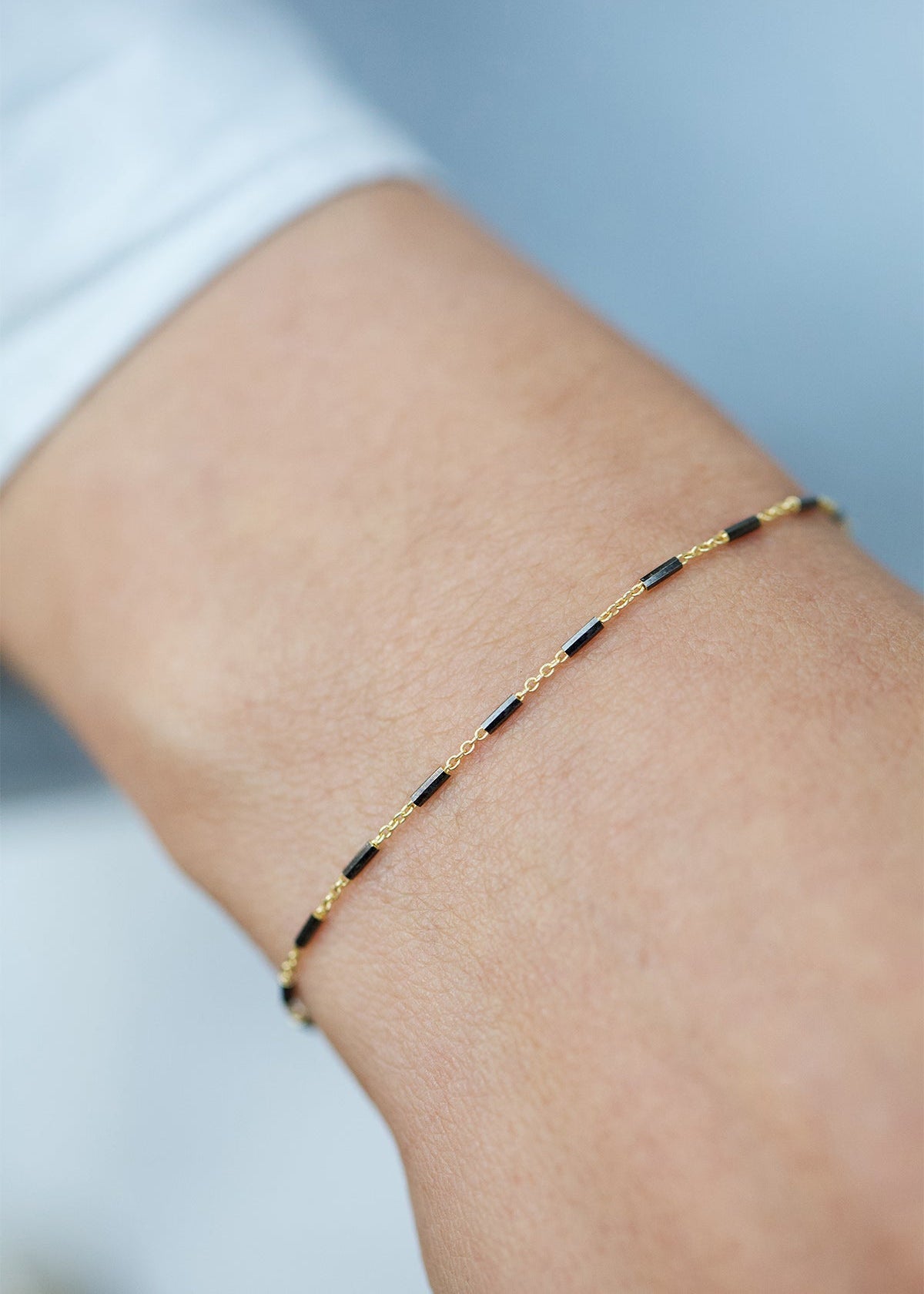 Gold- und schwarze Kettenarmband