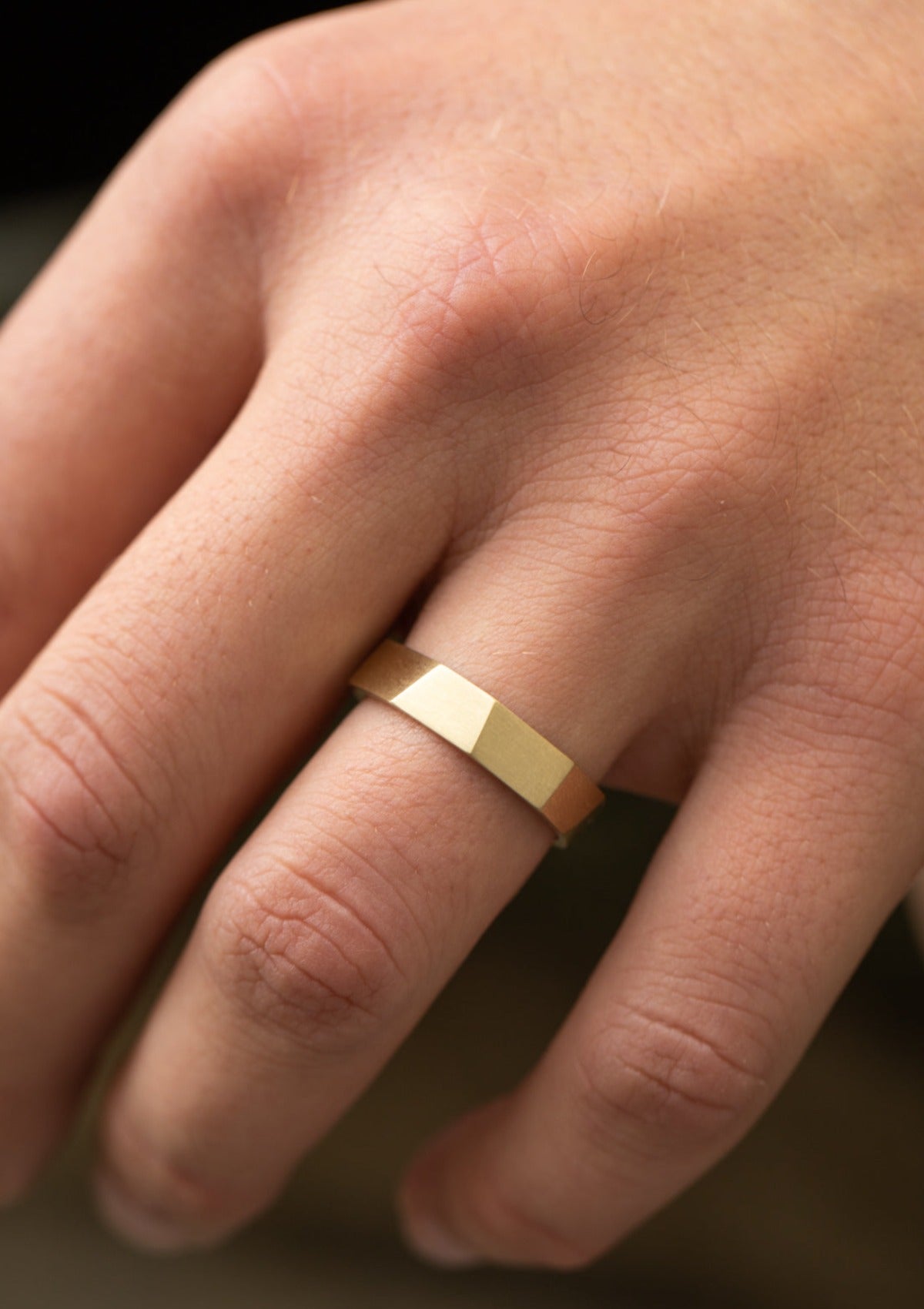 Essence ring in gold