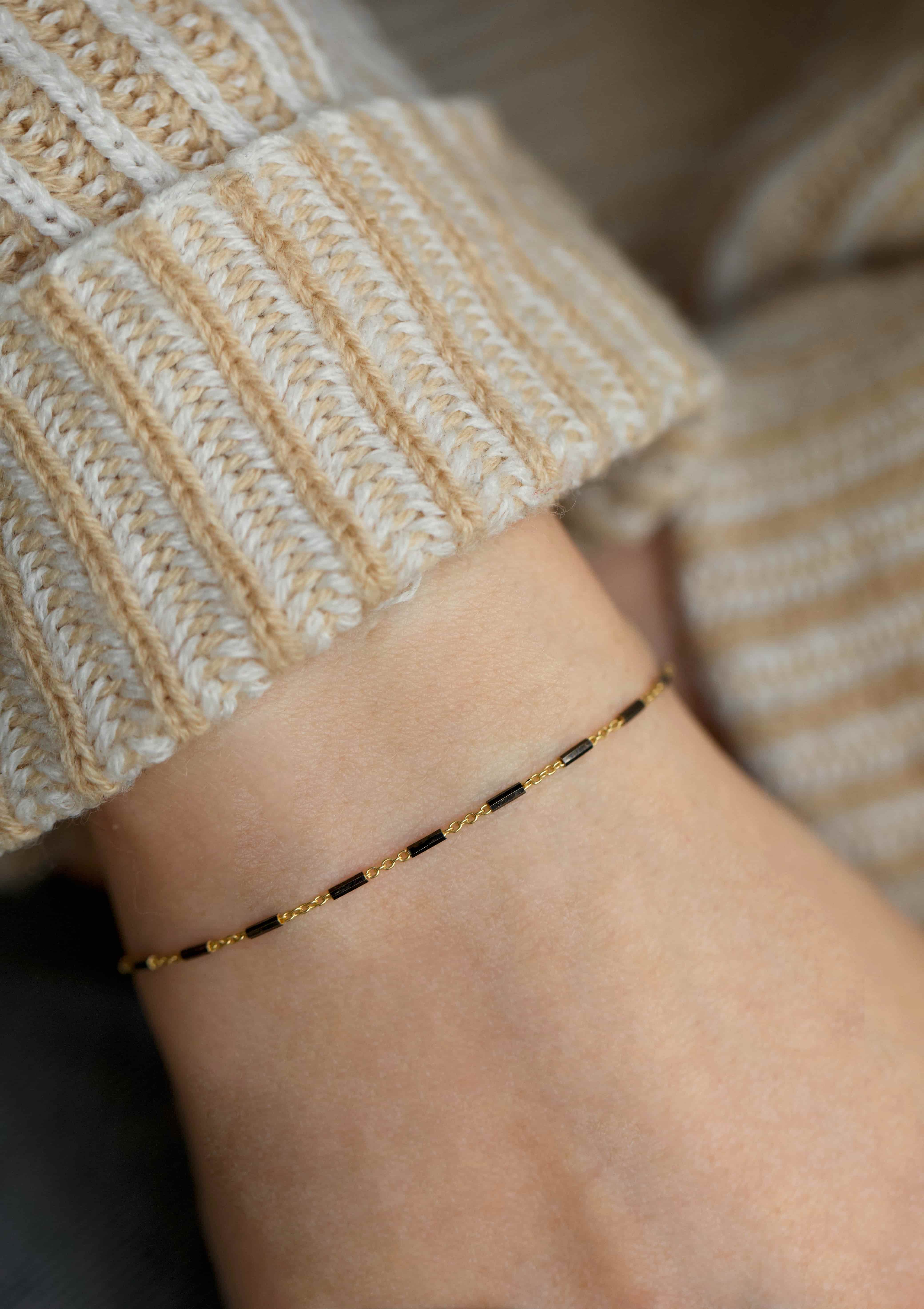 Gold- und schwarze Kettenarmband