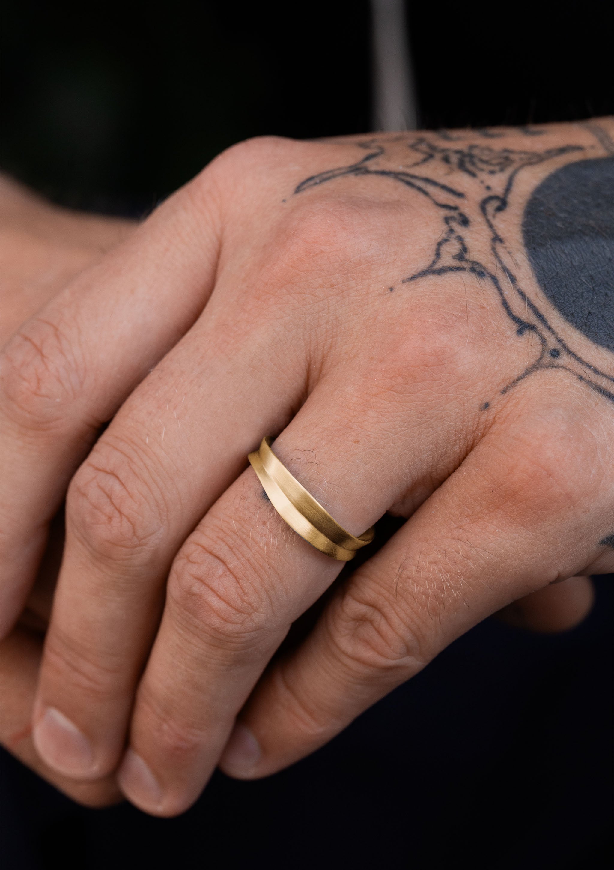 Linea Men’s Ring in solid yellow gold