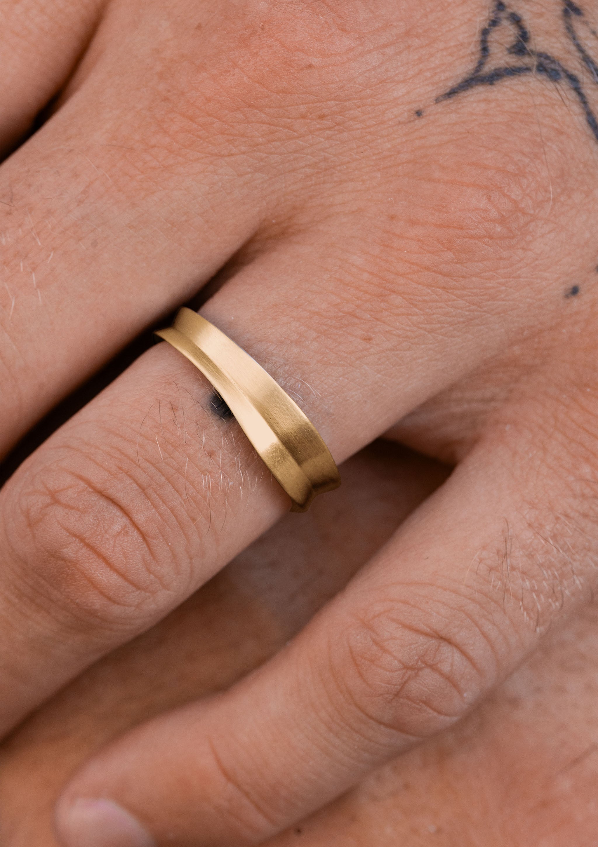Linea Men’s Ring in solid yellow gold