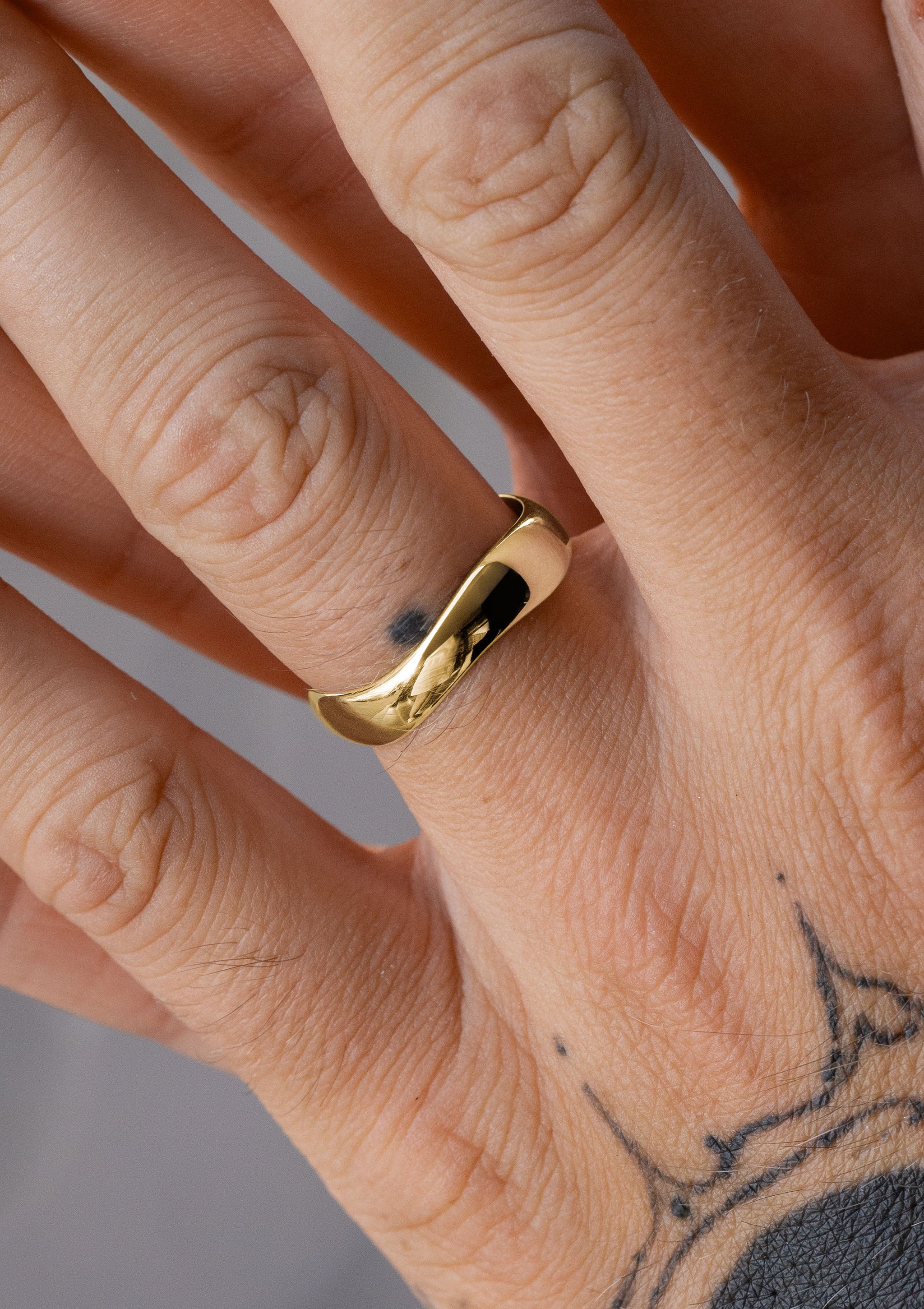 Marea Men’s Ring in solid yellow gold