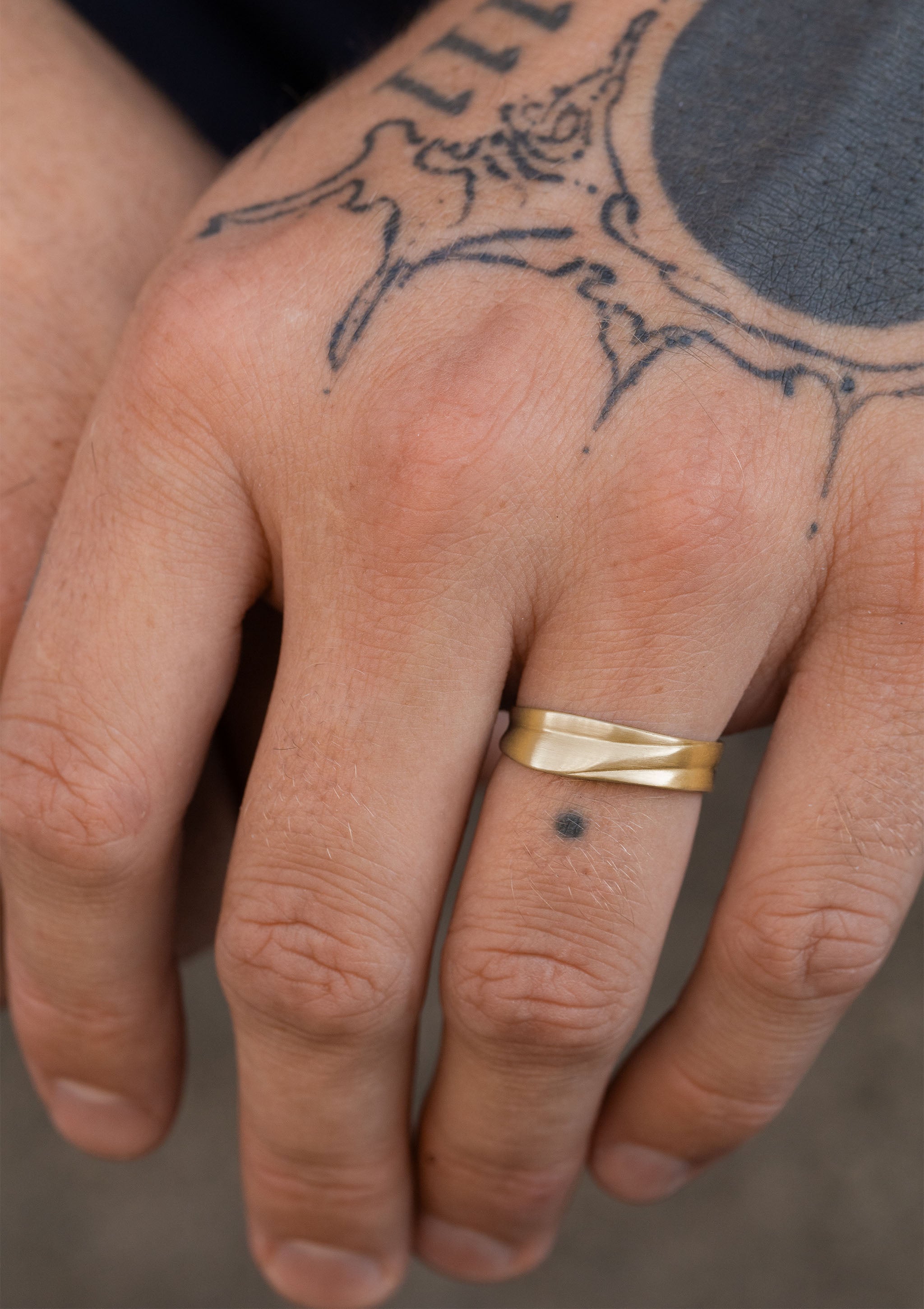 Echo Men’s Ring – Wavy in solid yellow gold