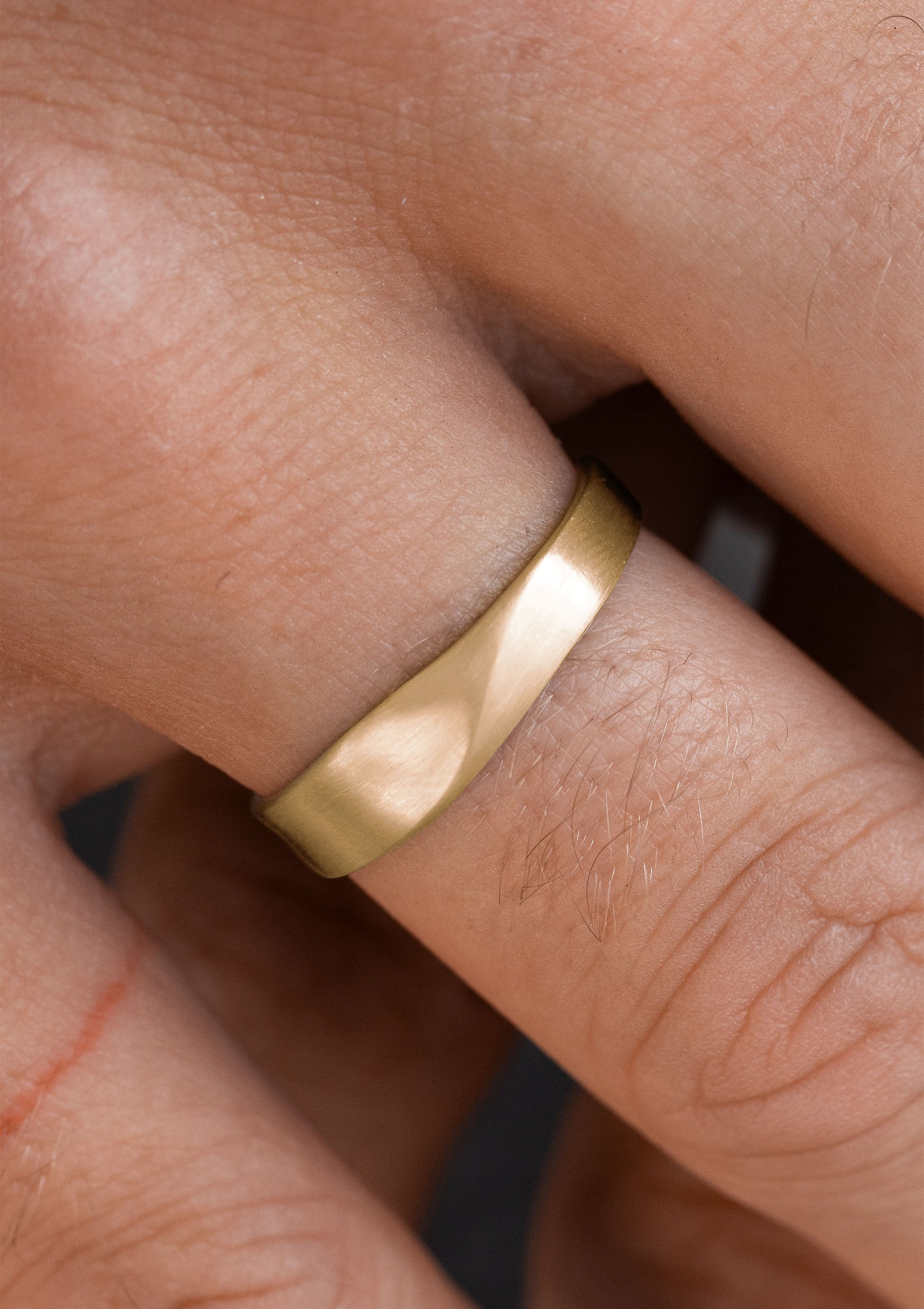 Oda Men’s Ring in solid yellow gold
