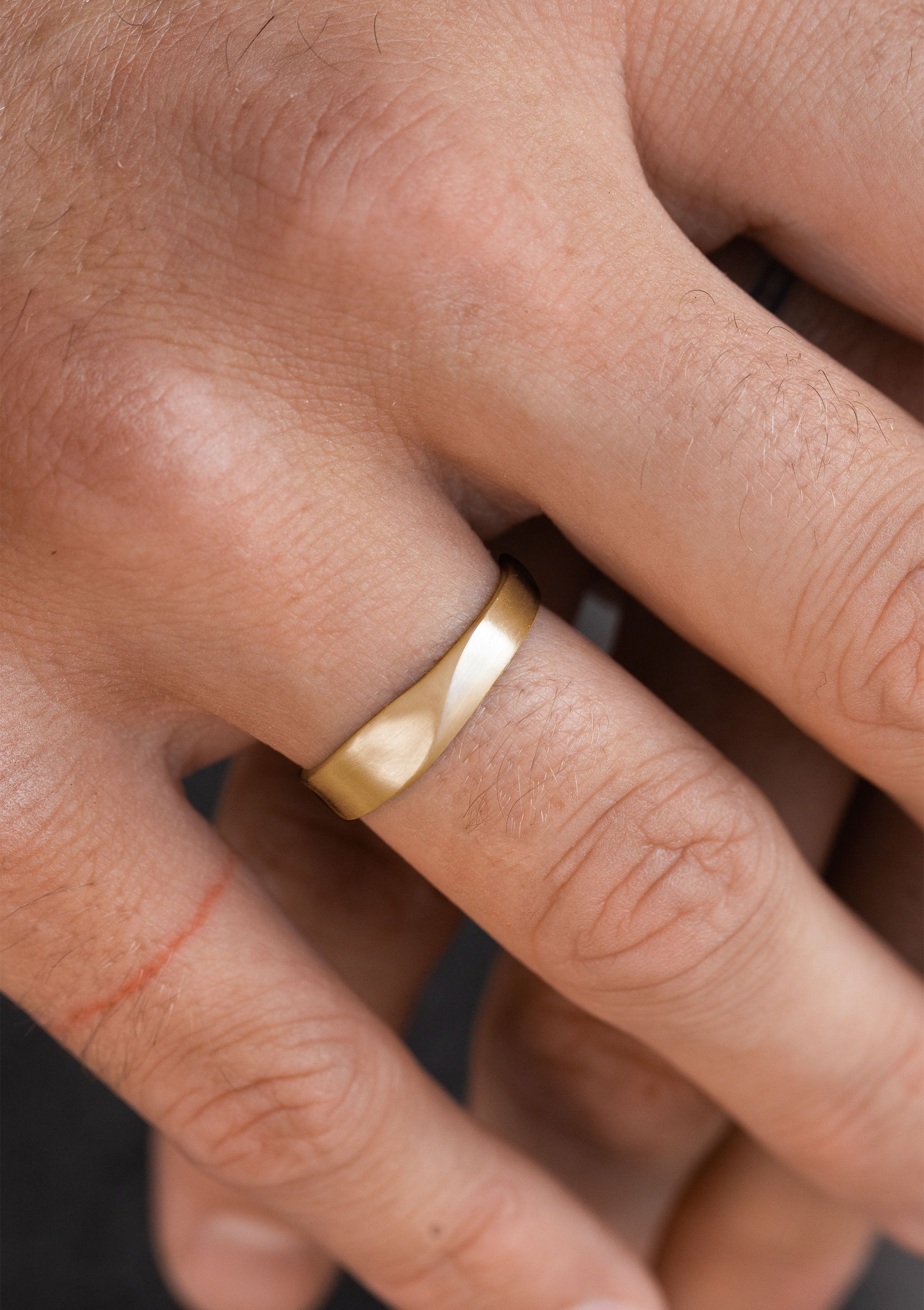 Oda Men’s Ring in solid yellow gold