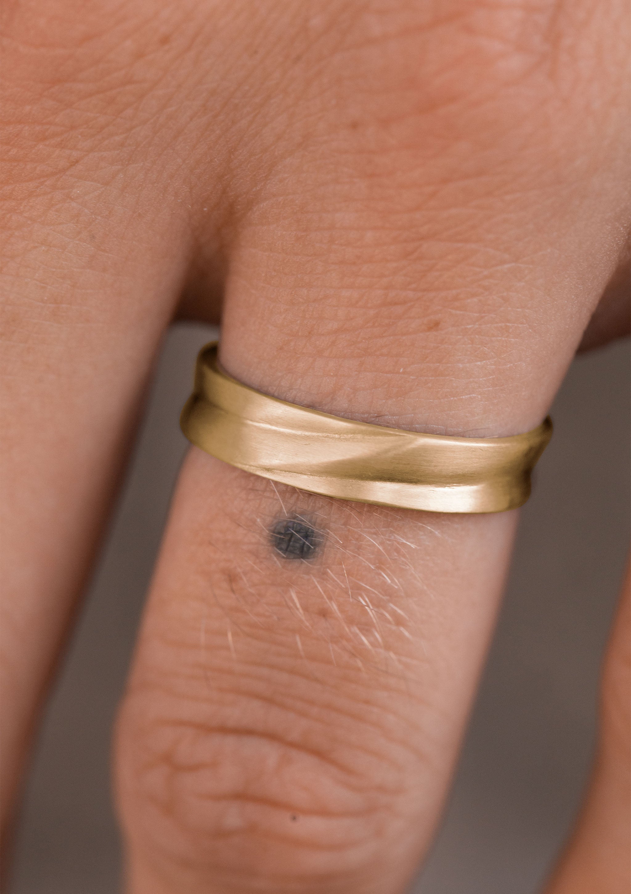 Echo Men’s Ring in solid yellow gold
