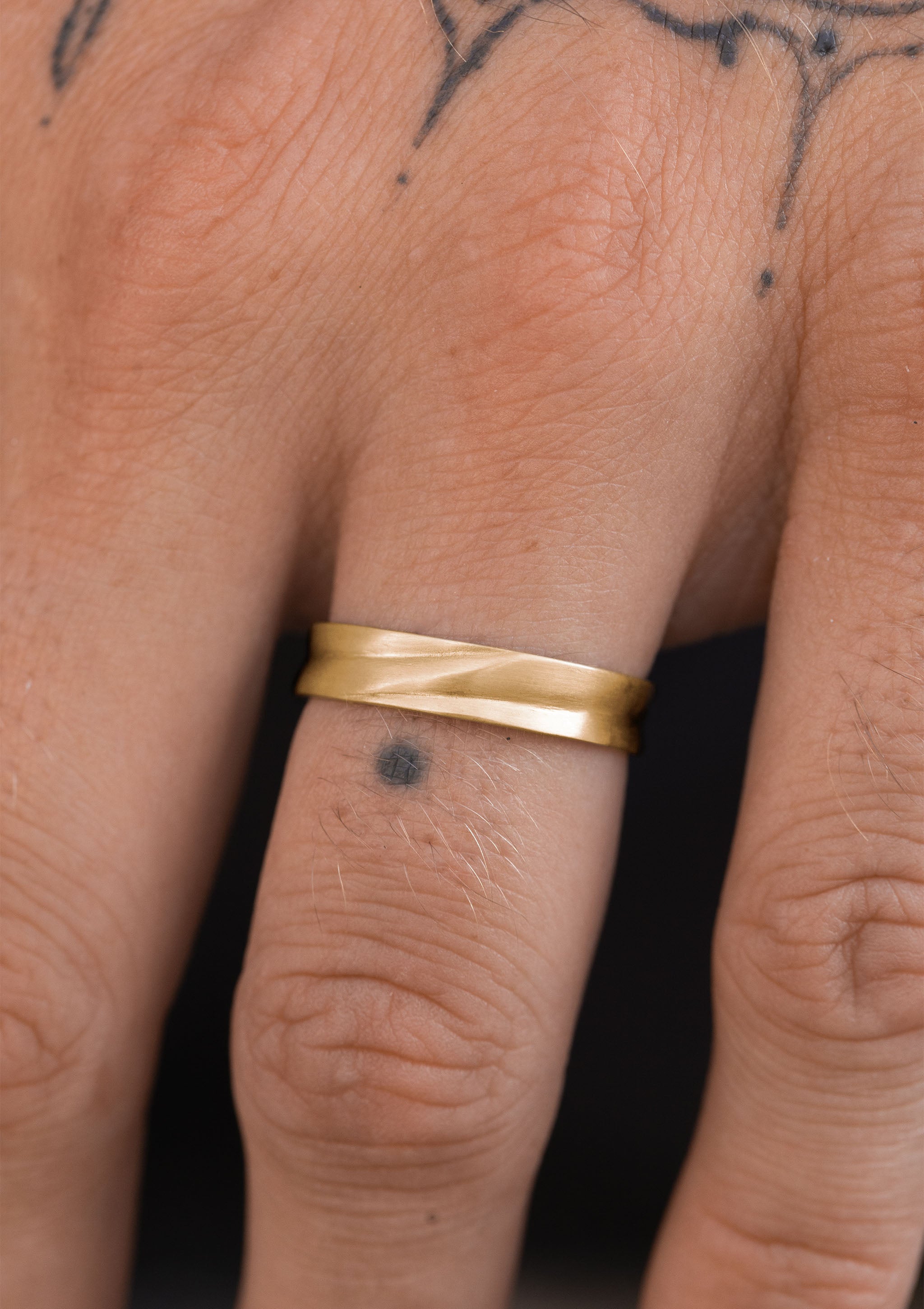 Echo Men’s Ring in solid yellow gold
