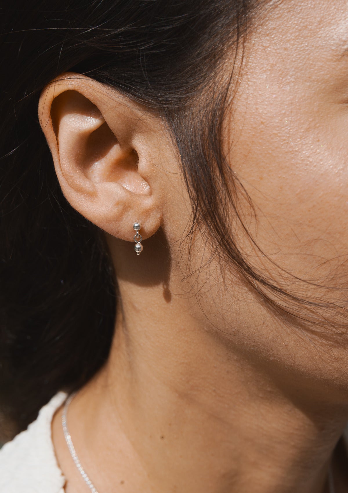 Tiny dew earrings — на теле