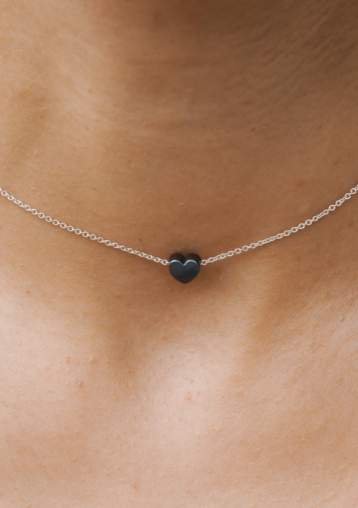 Silver heart choker — на теле