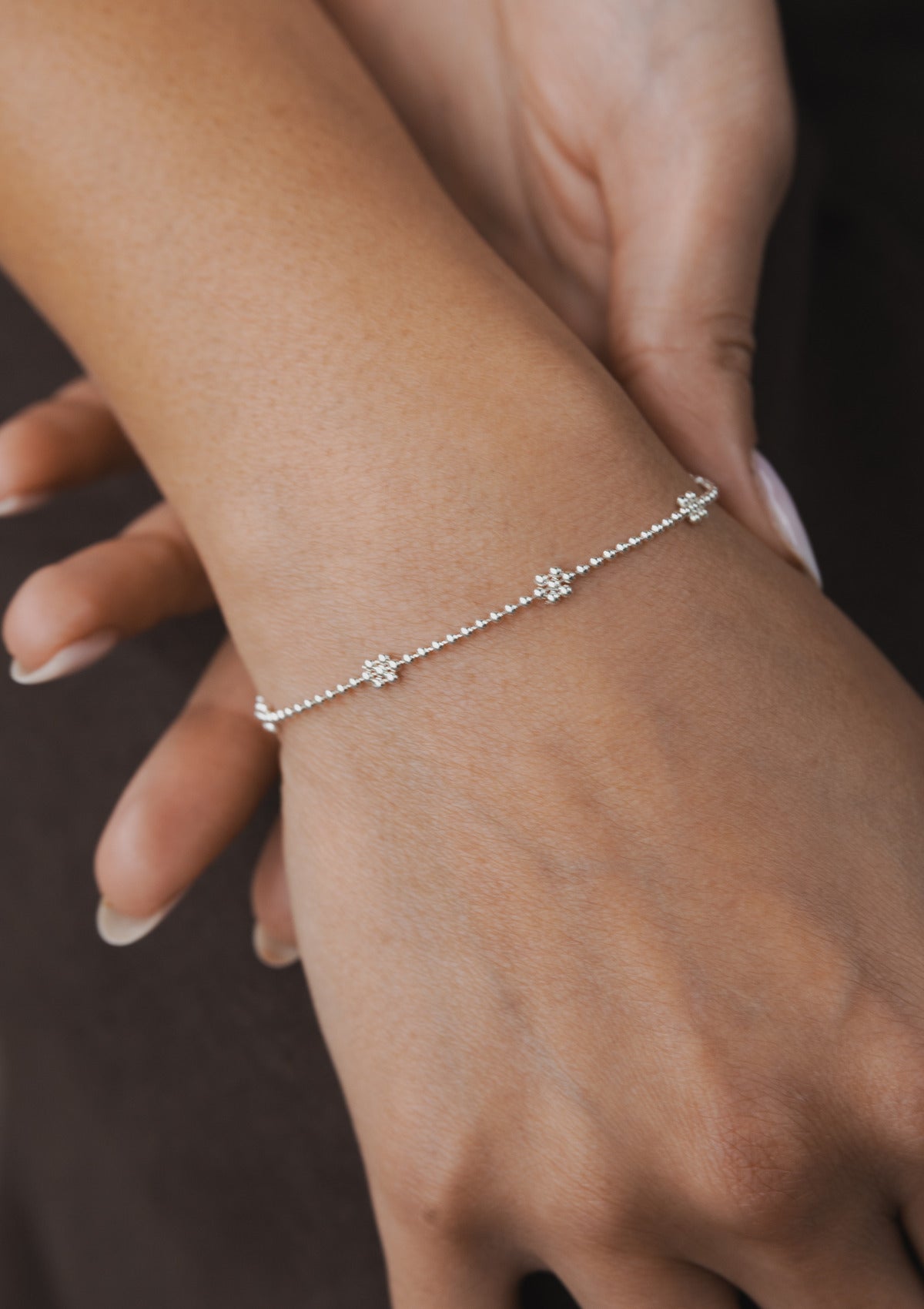 Silver flower bracelet — на теле