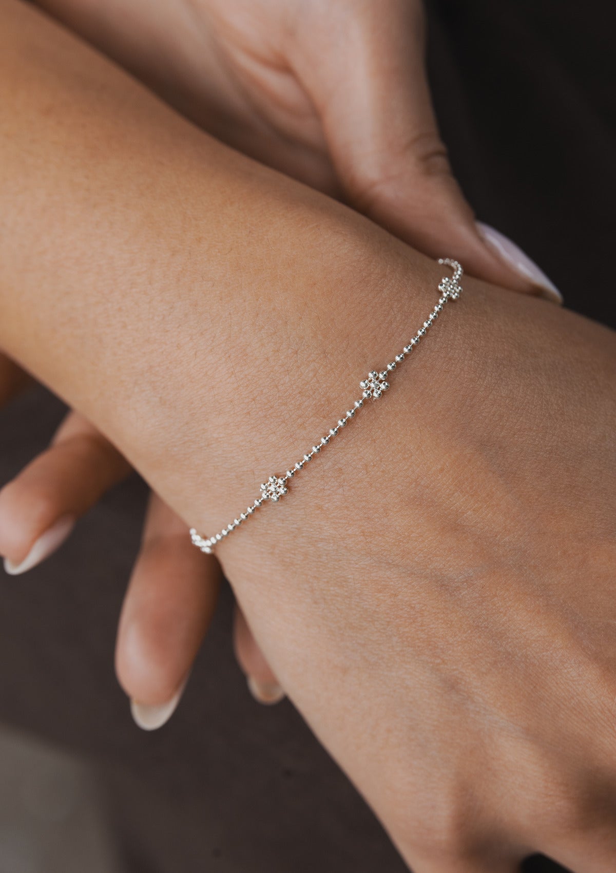 Silver flower bracelet — на теле
