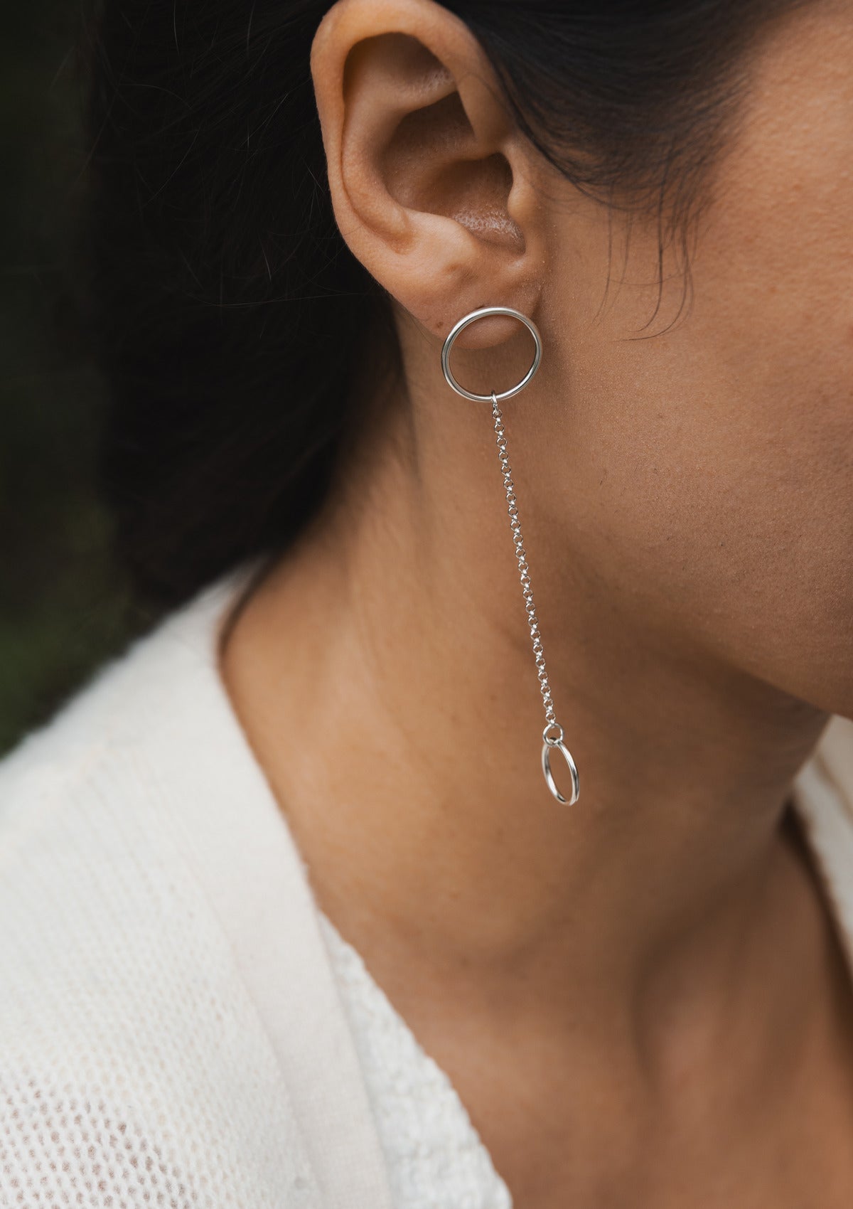 Silver circle chain earrings — на теле