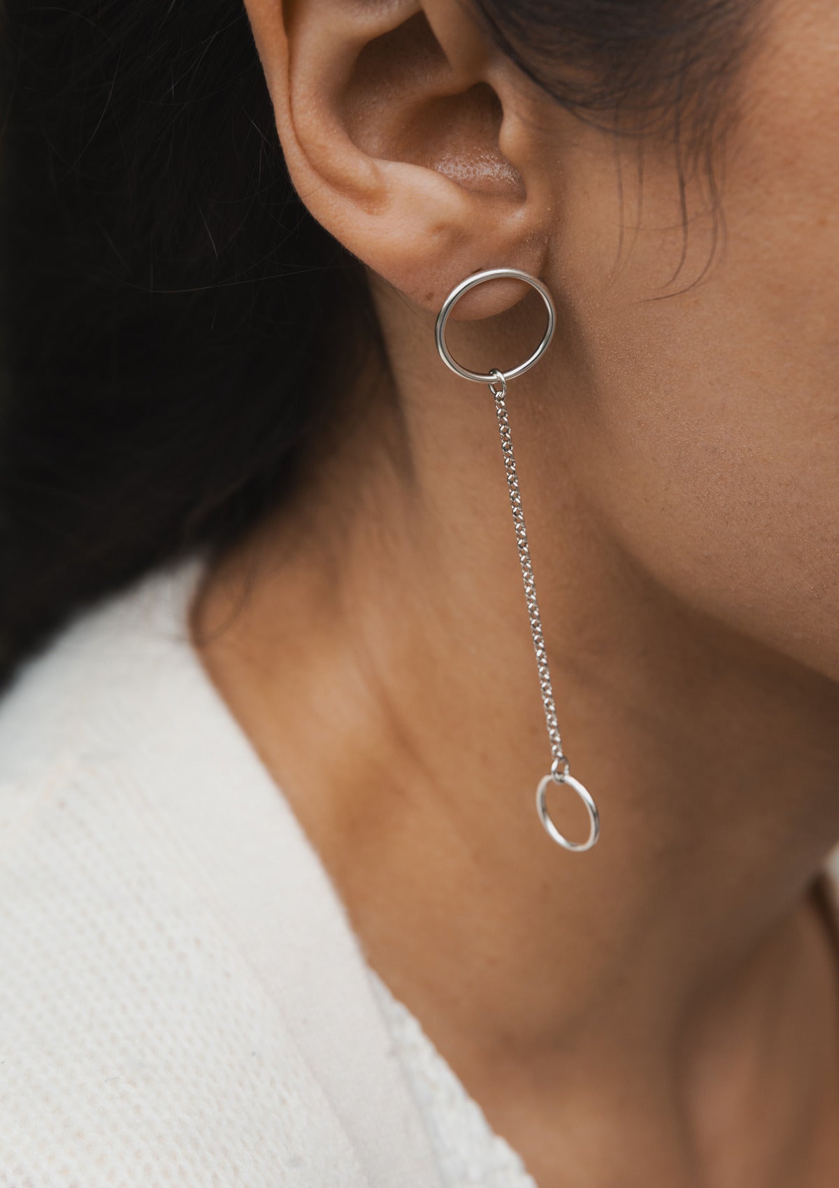 Silver circle chain earrings — на теле