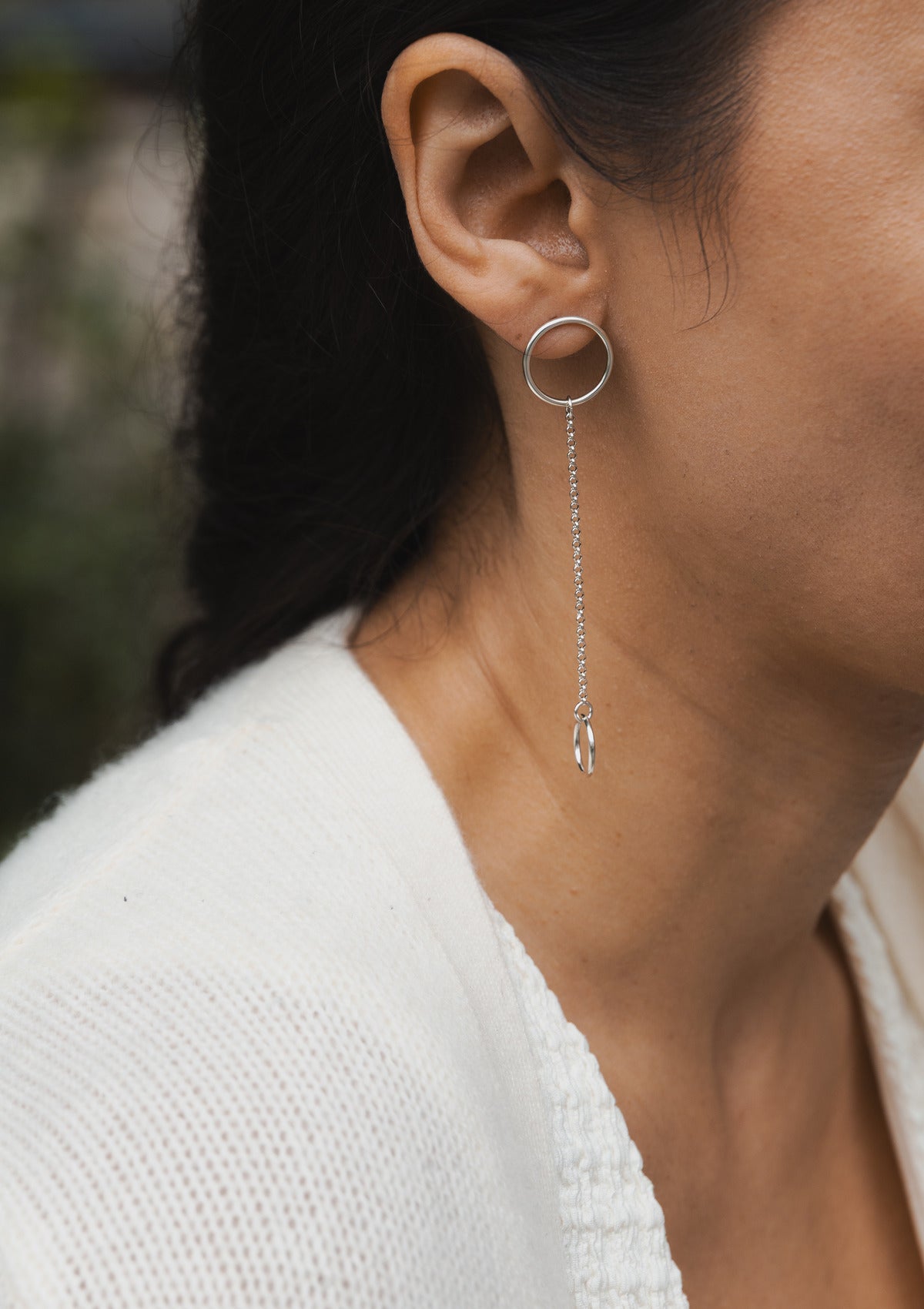 Silver circle chain earrings — на теле