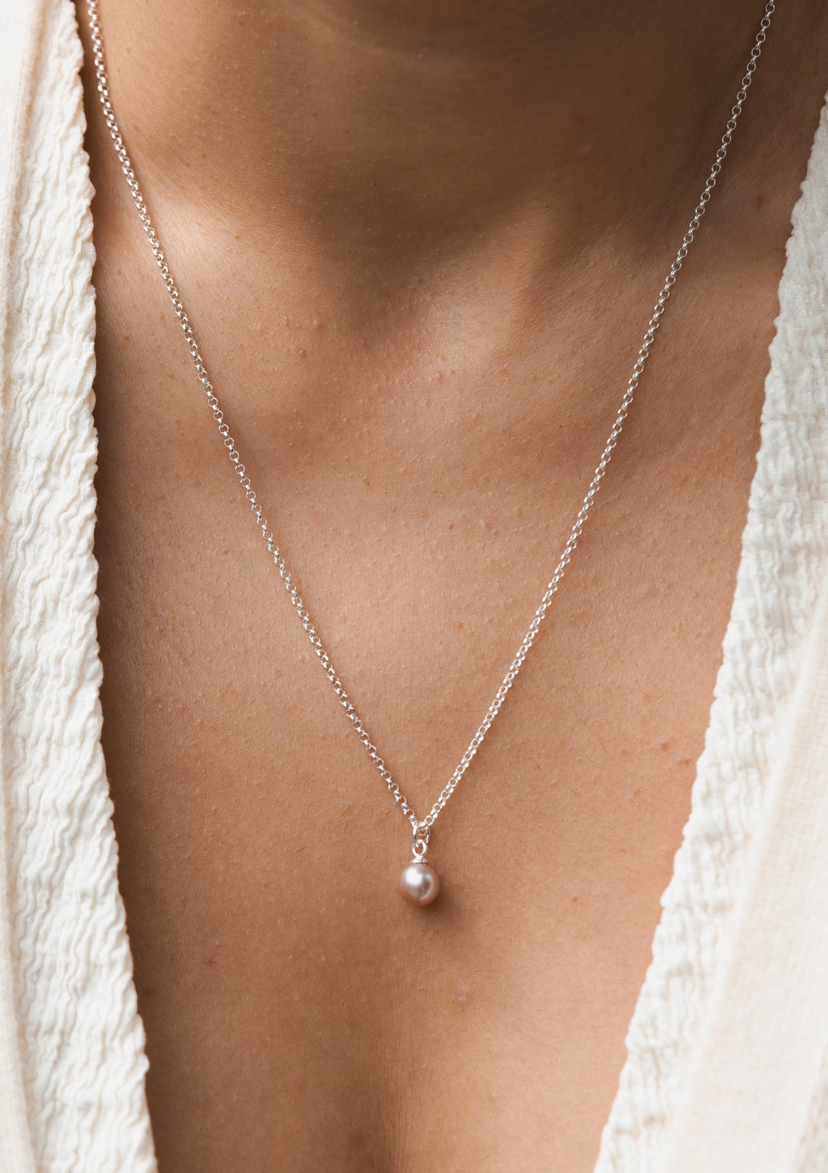 Pink pearl necklace — на теле