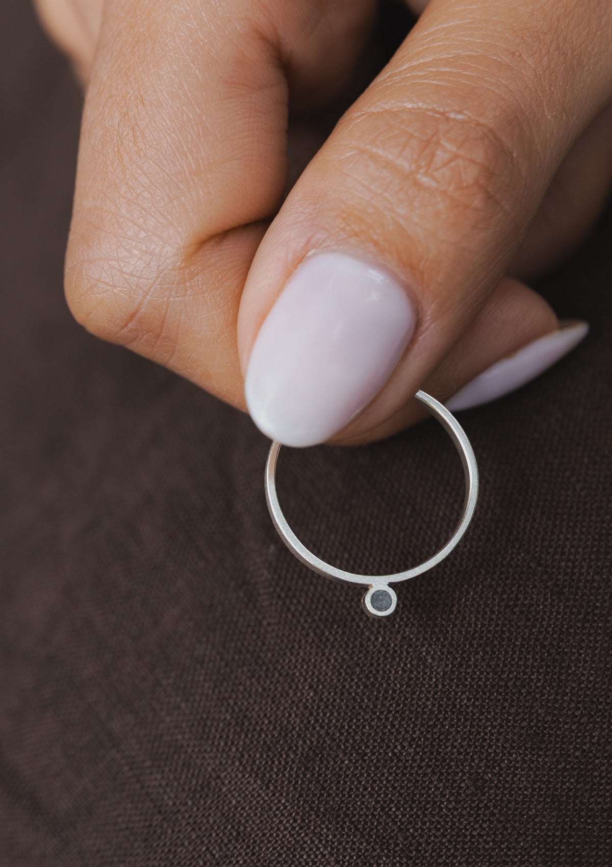 Dot concrete ring — на теле