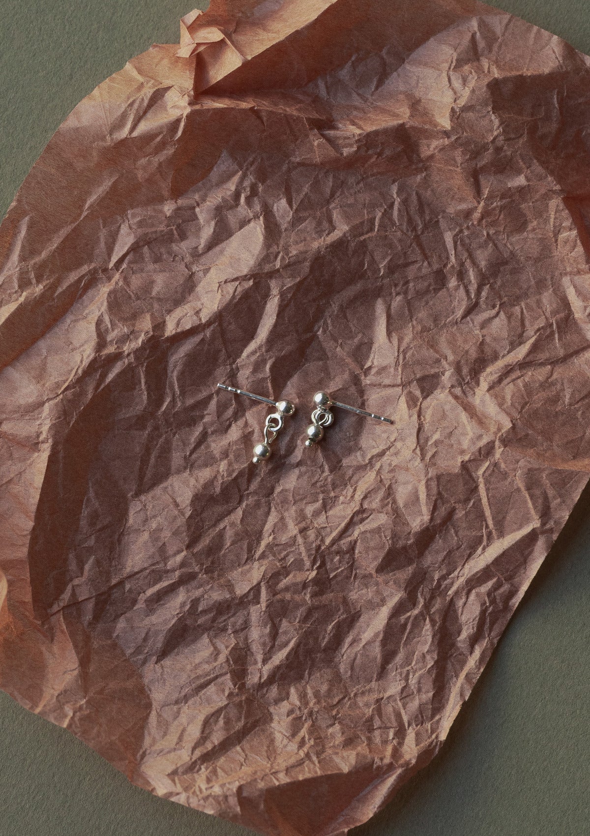 Tiny dew earrings — на теле