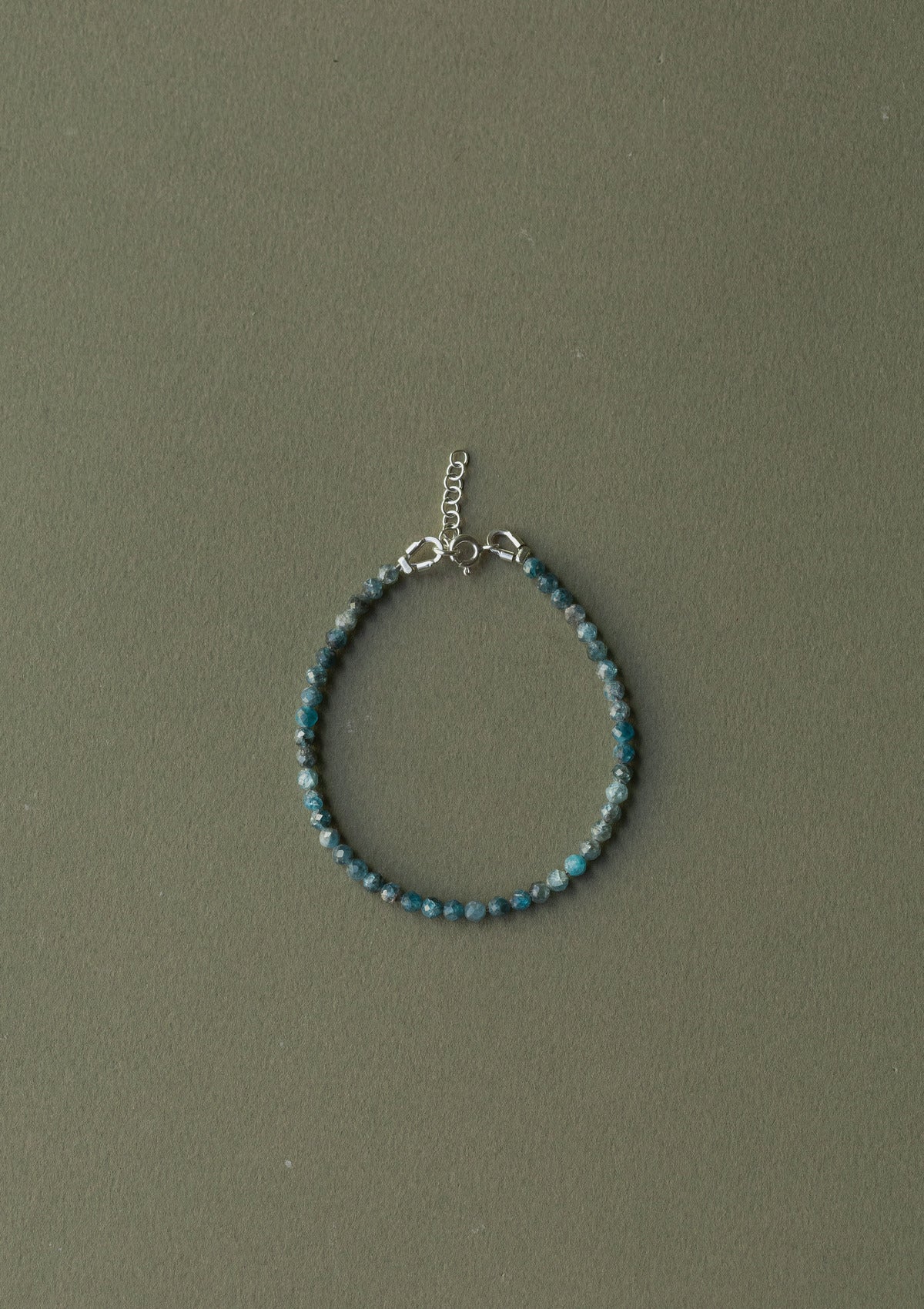 Apatite bracelet — зелёный фон