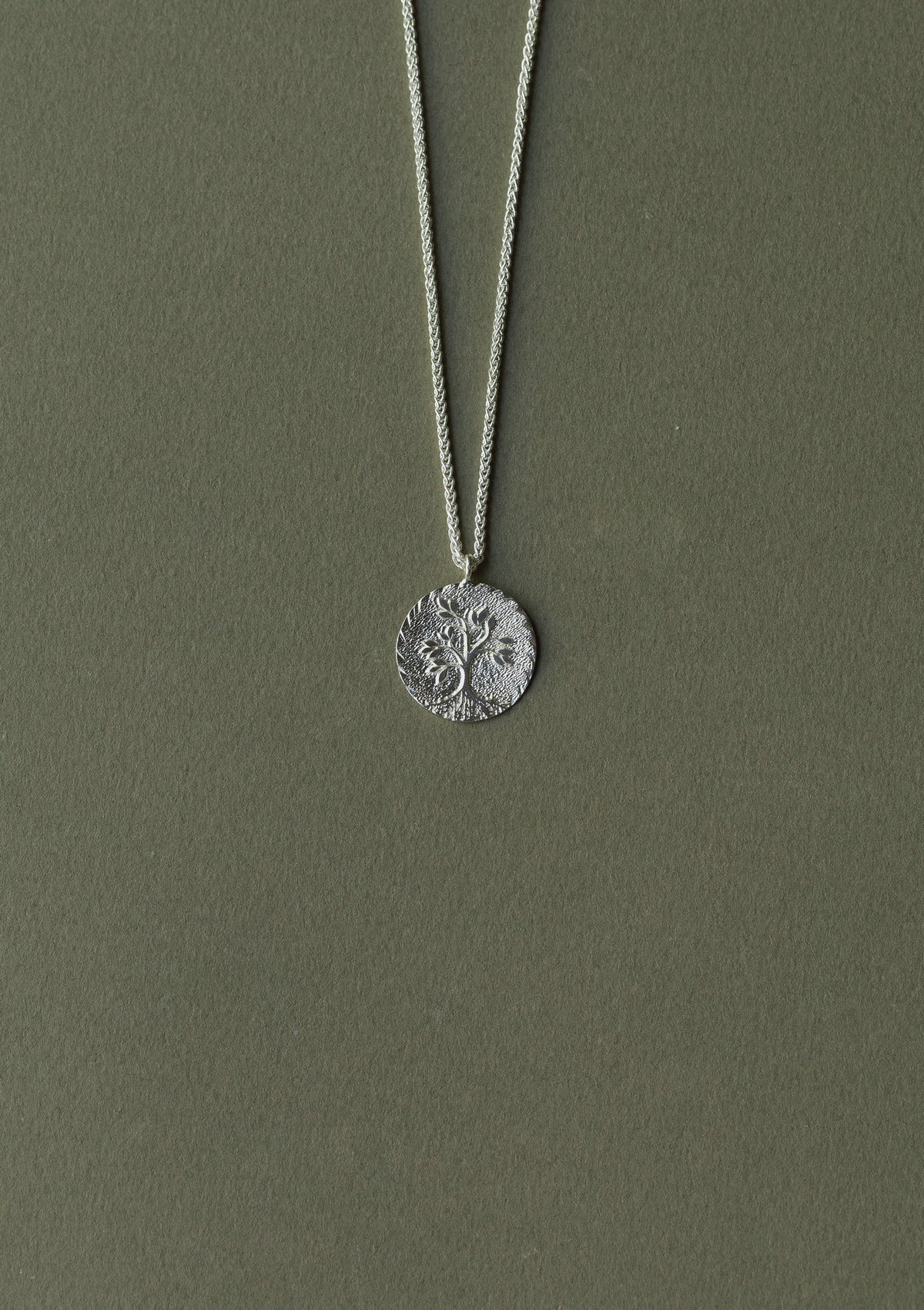Tree of life necklace — зелёный фон