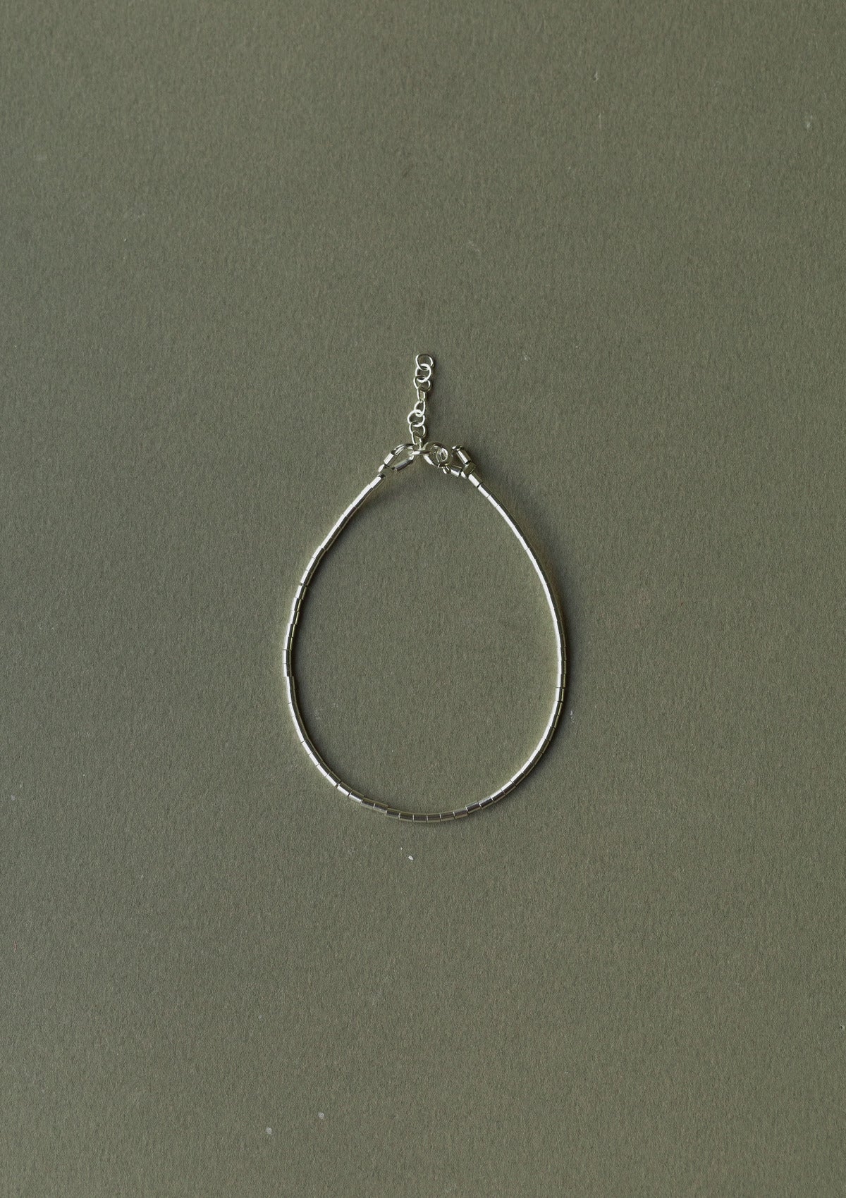 Liquid silver bracelet — зелёный фон