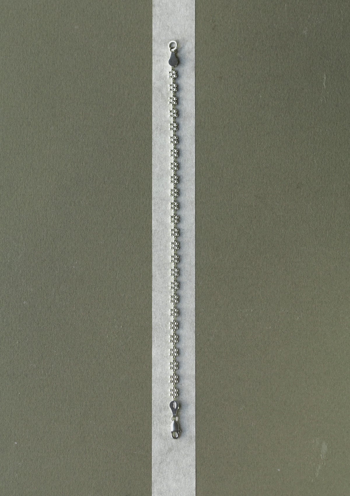 Flower strip bracelet — зелёный фон