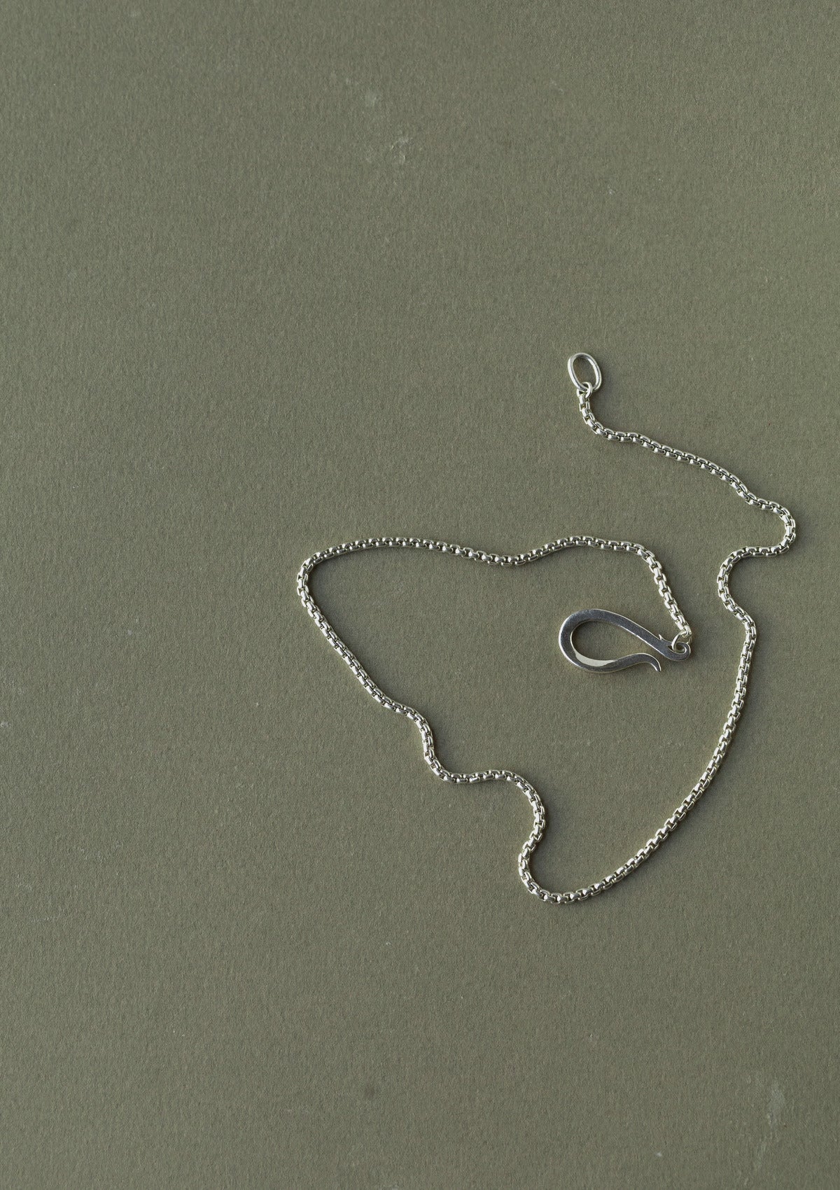 Elva double bracelet — зелёный фон
