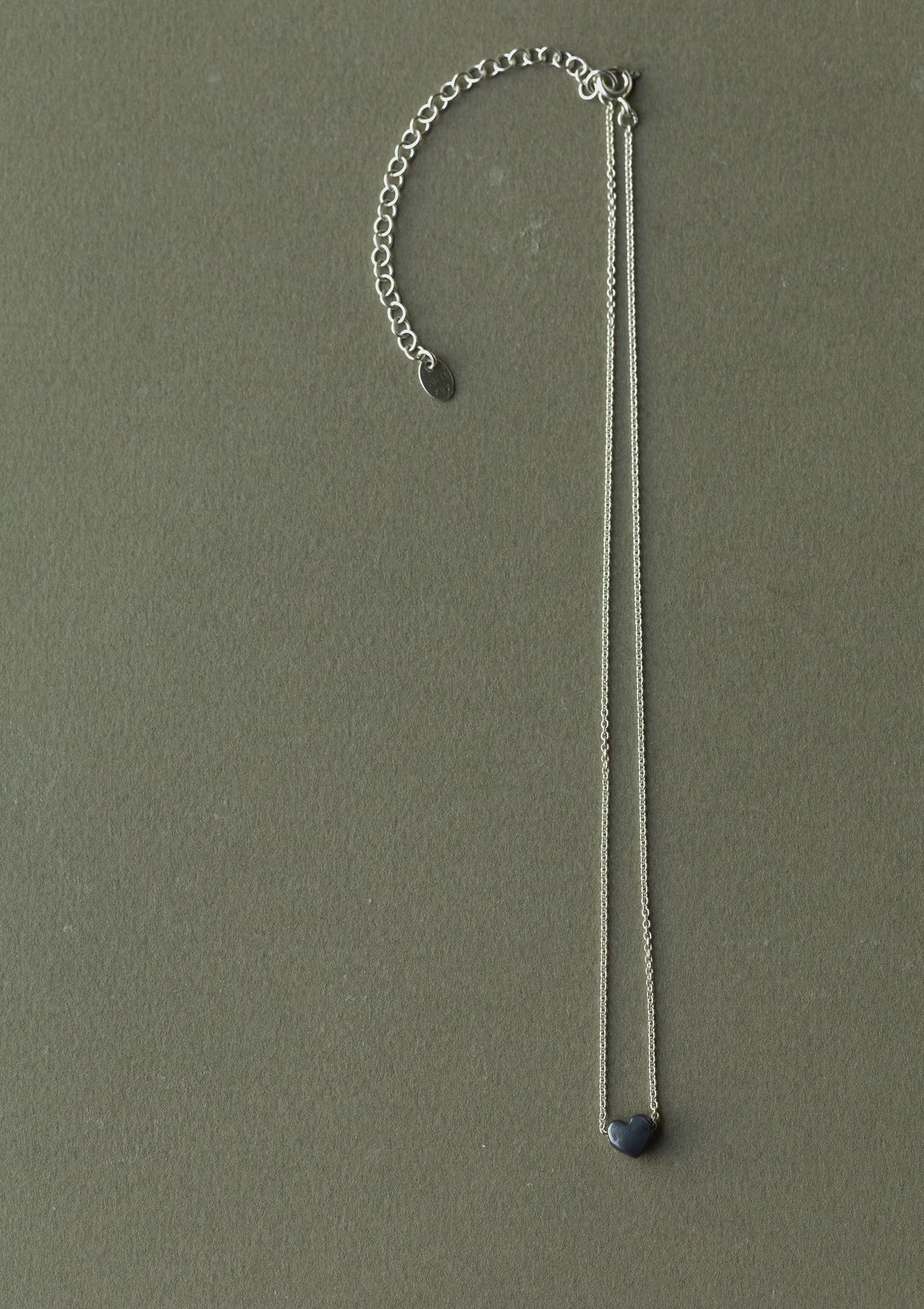 Silver heart choker — зелёный фон