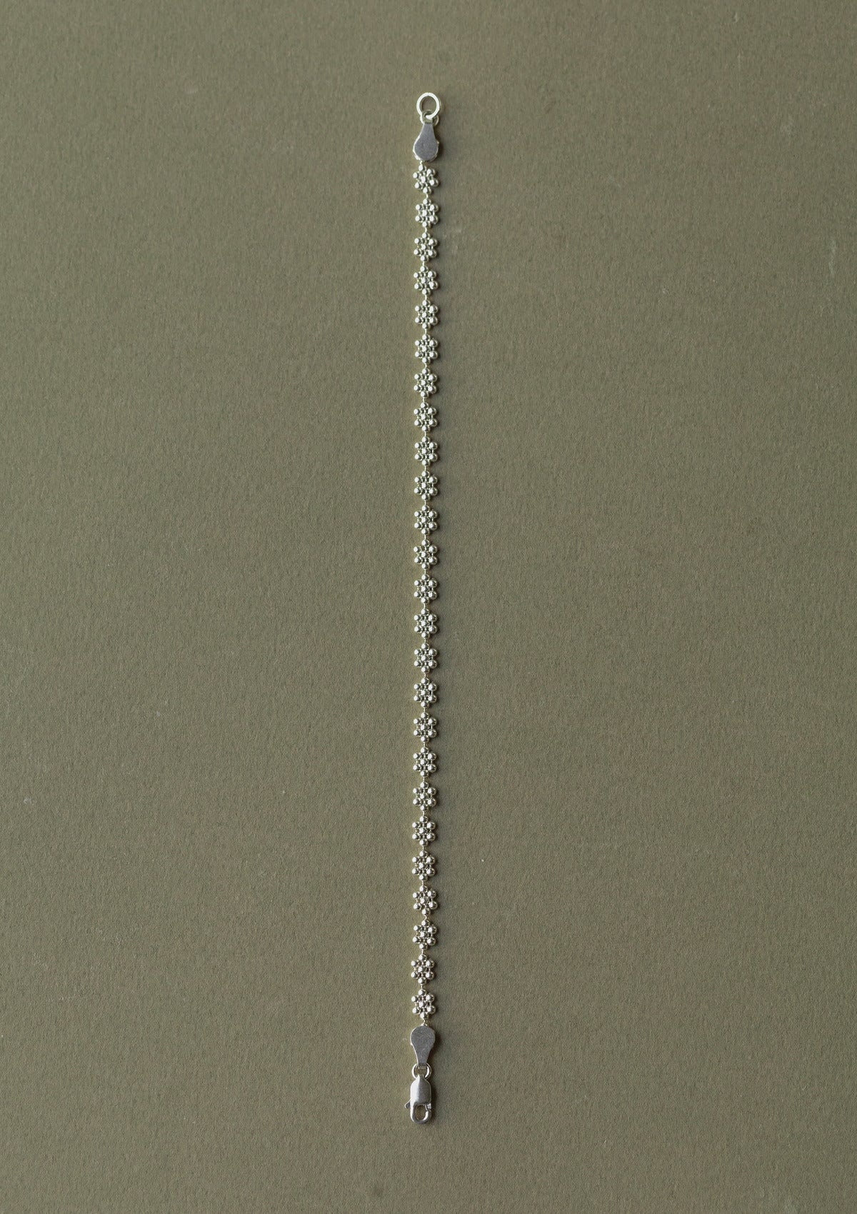 Flower strip bracelet — зелёный фон