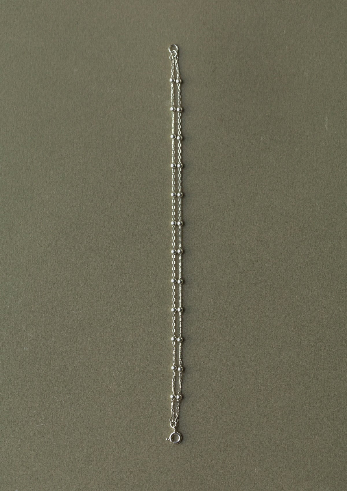 Silver Double Beaded Bracelet — зелёный фон