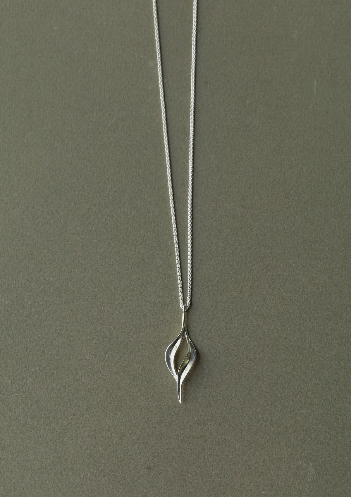 Large thalia necklace — зелёный фон