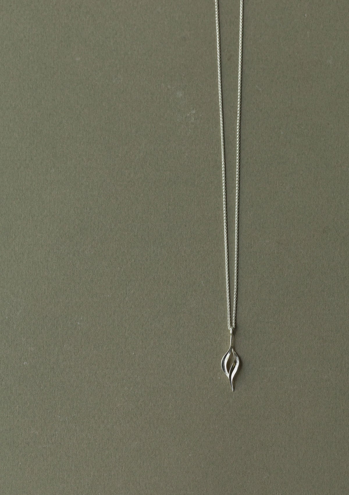Medium thalia necklace — зелёный фон