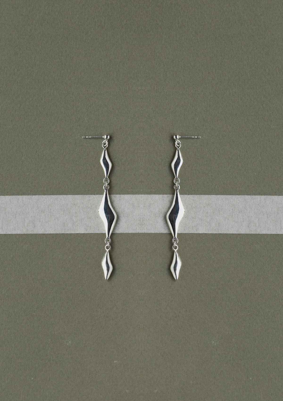 Deep water drop earrings — зелёный фон