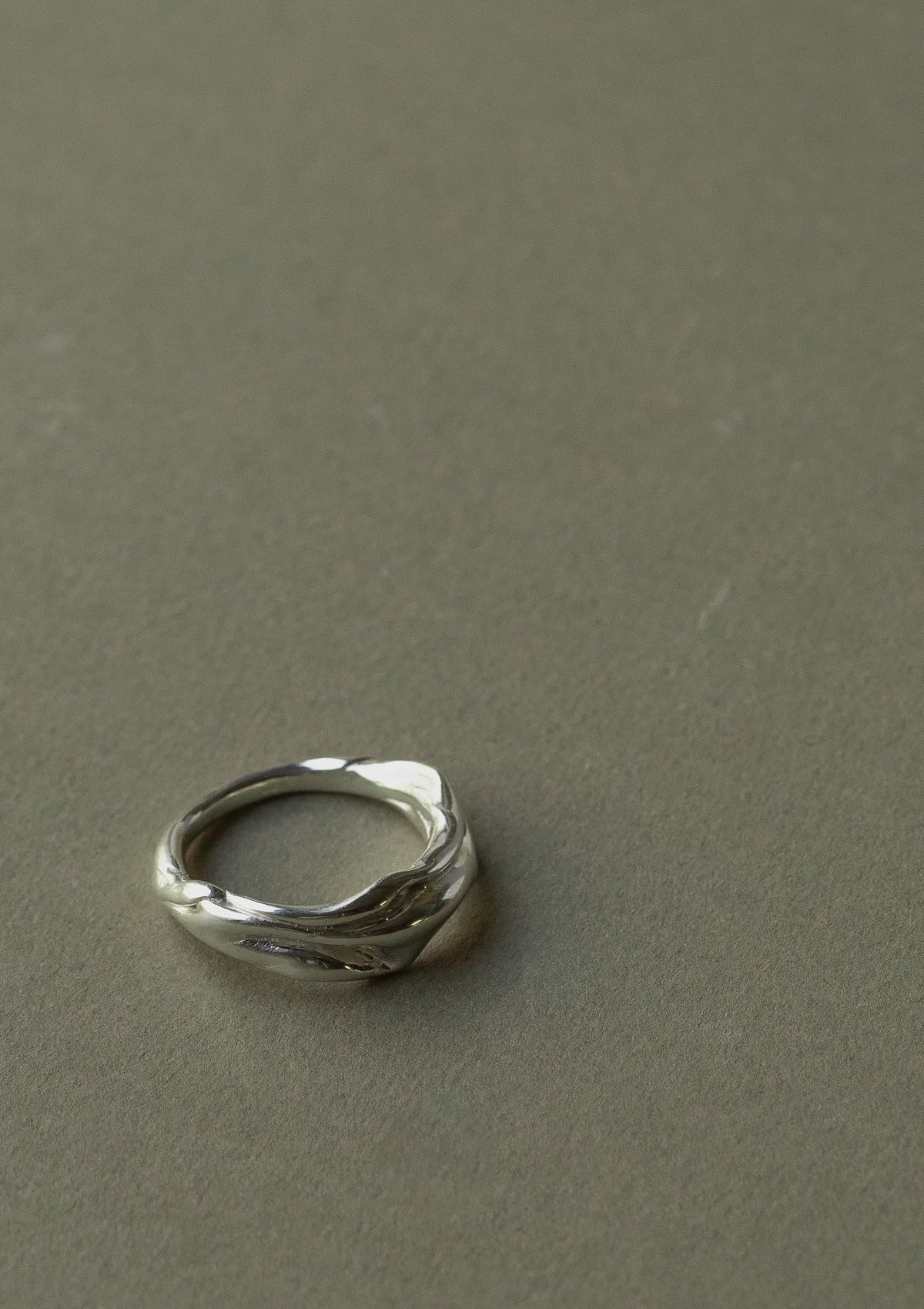 Crumpled textile ring — зелёный фон