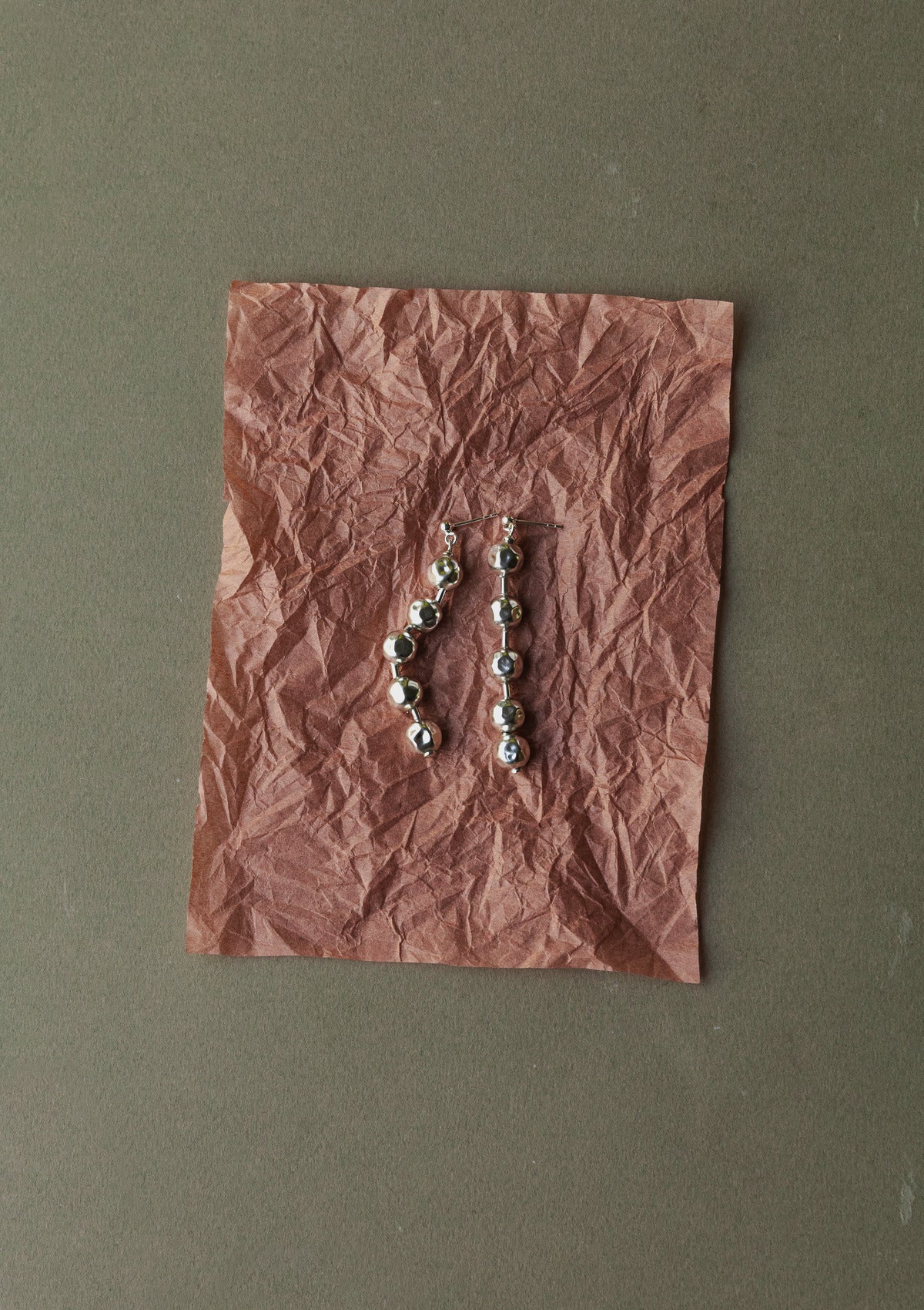Orb earrings — зелёный фон