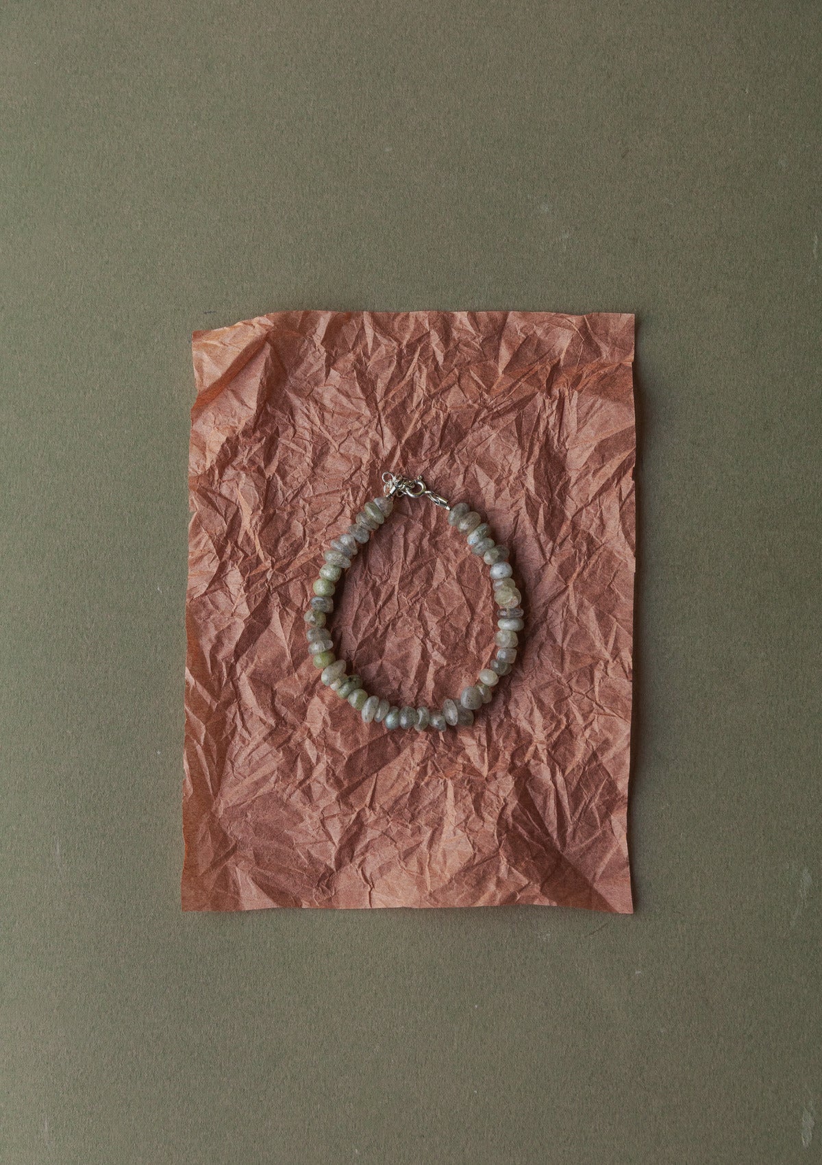 Labradorite beaded bracelet — зелёный фон