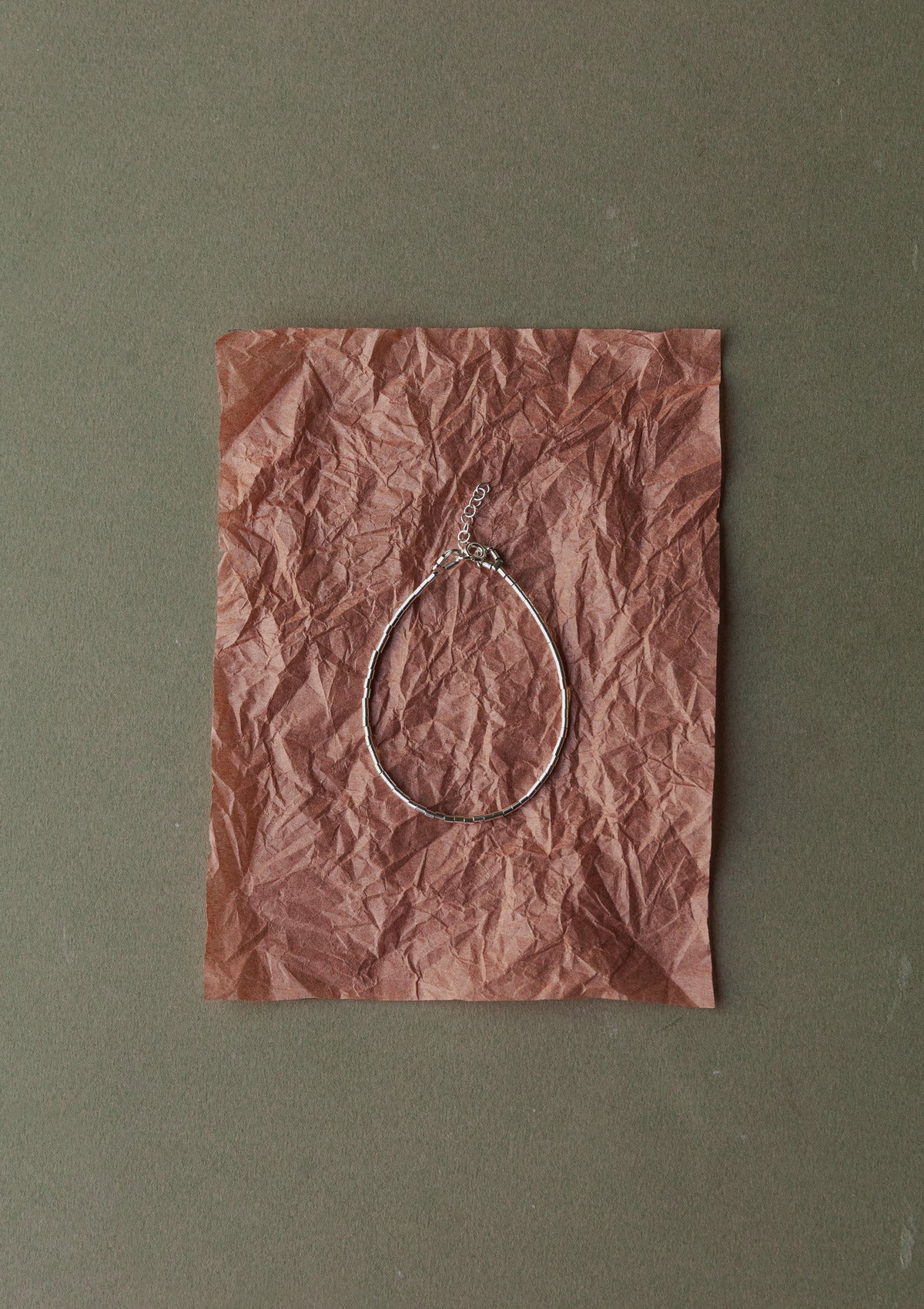 Liquid silver bracelet — зелёный фон