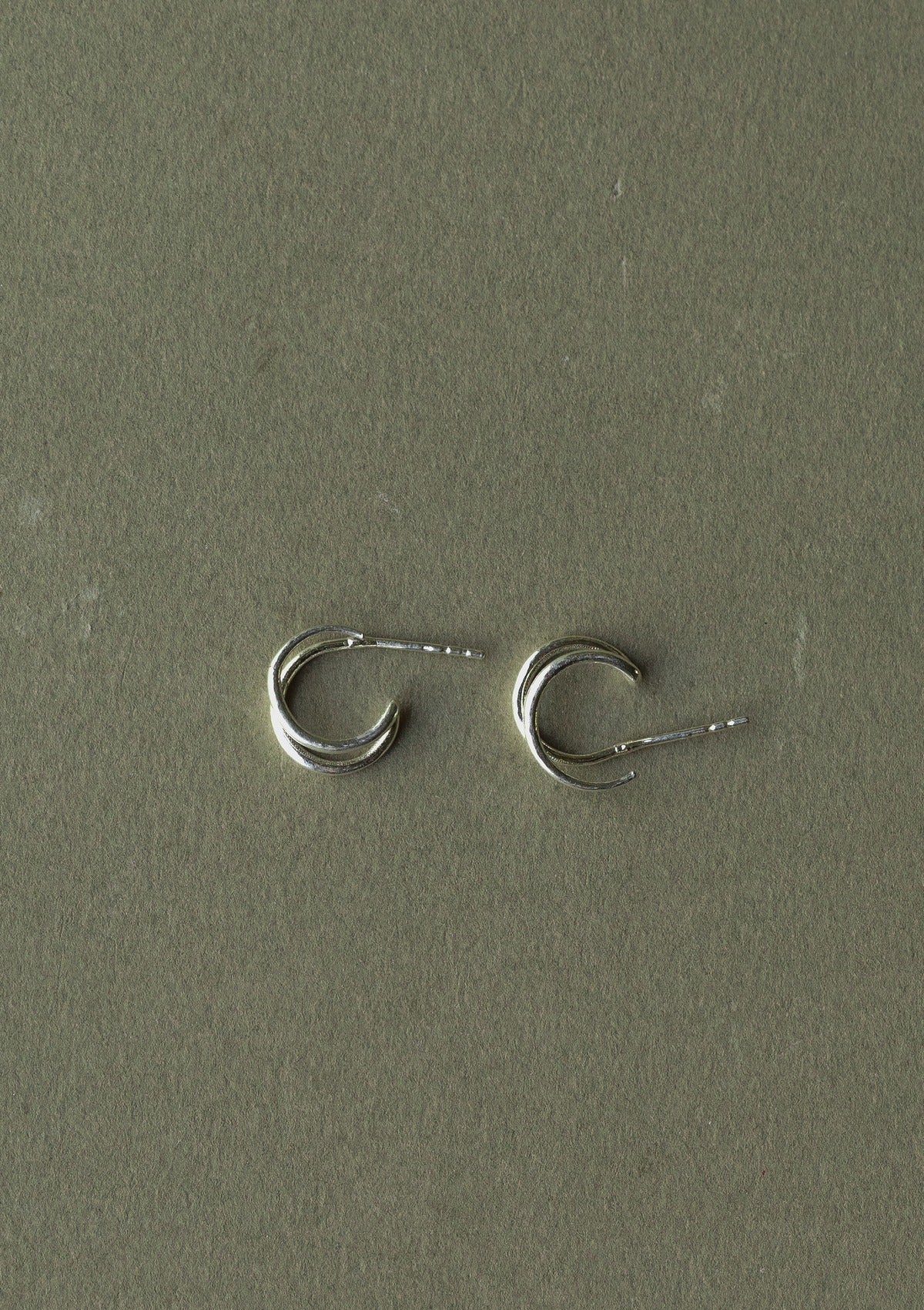 Double hoop stud earrings — зелёный фон