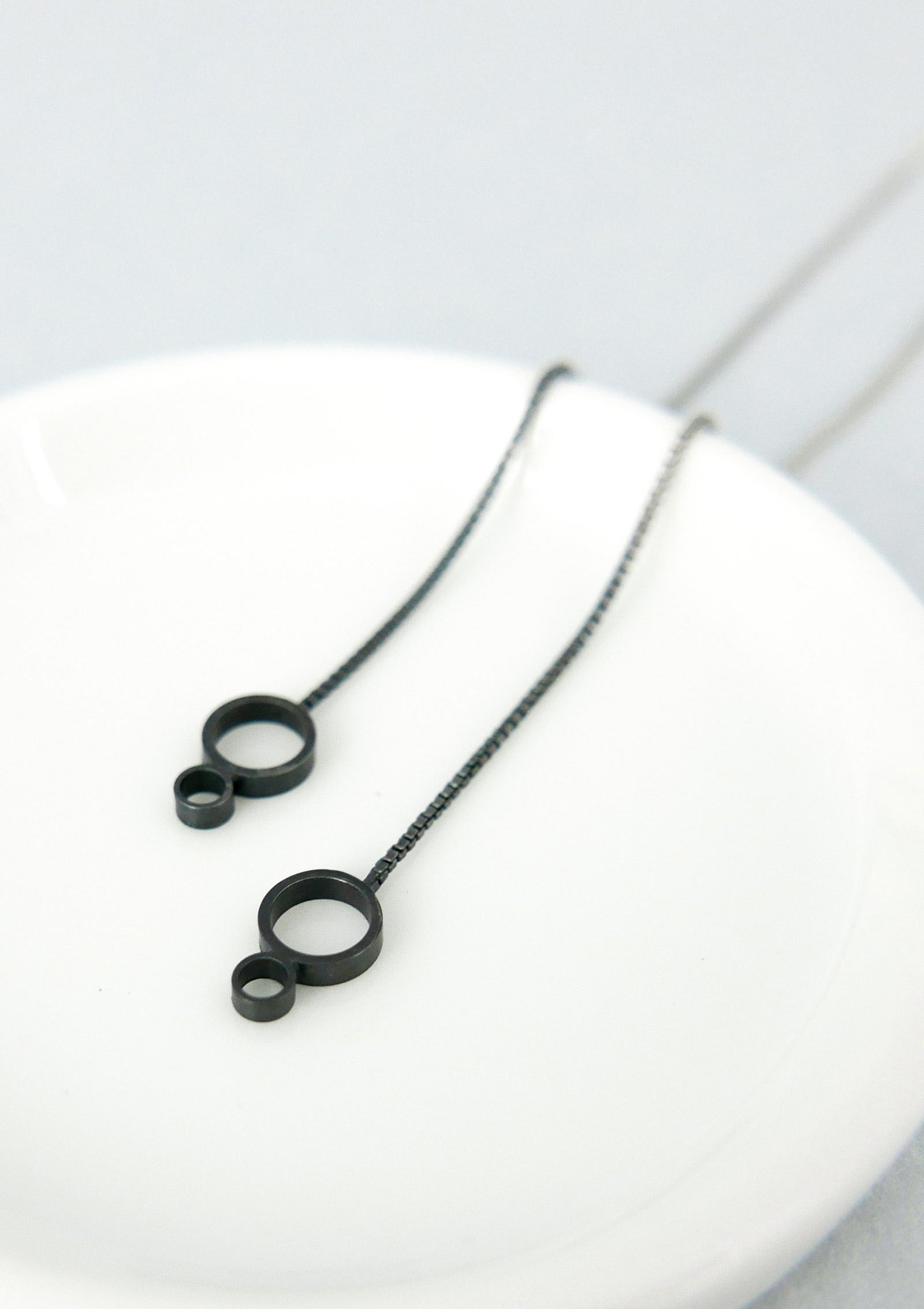 Schwarze Kreis Threader Ohrringe