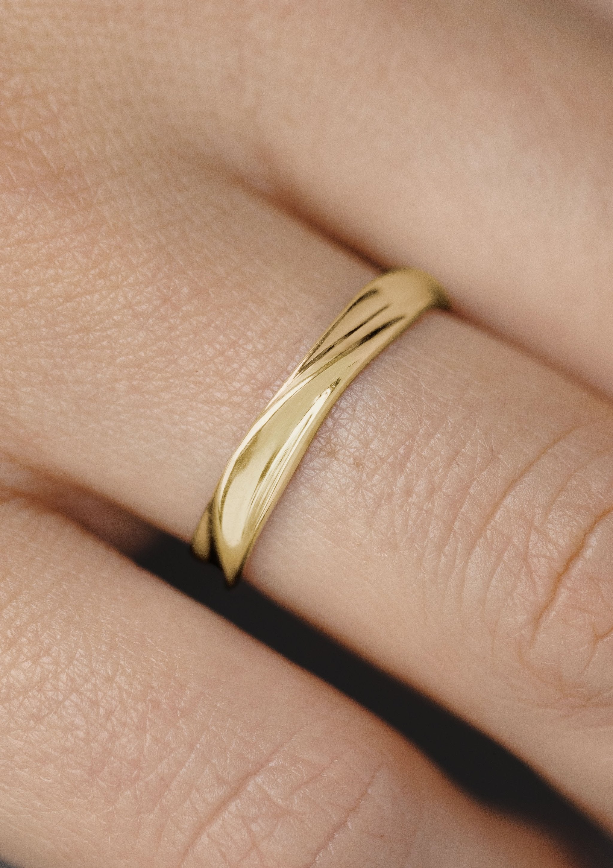 Echo Women’s Ring in solid yellow gold