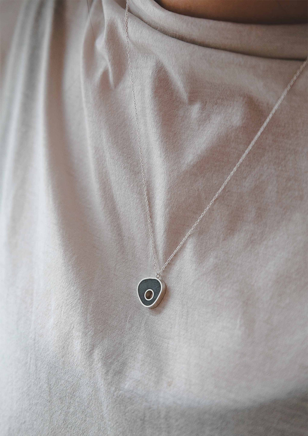 asymmetrische Betonkette