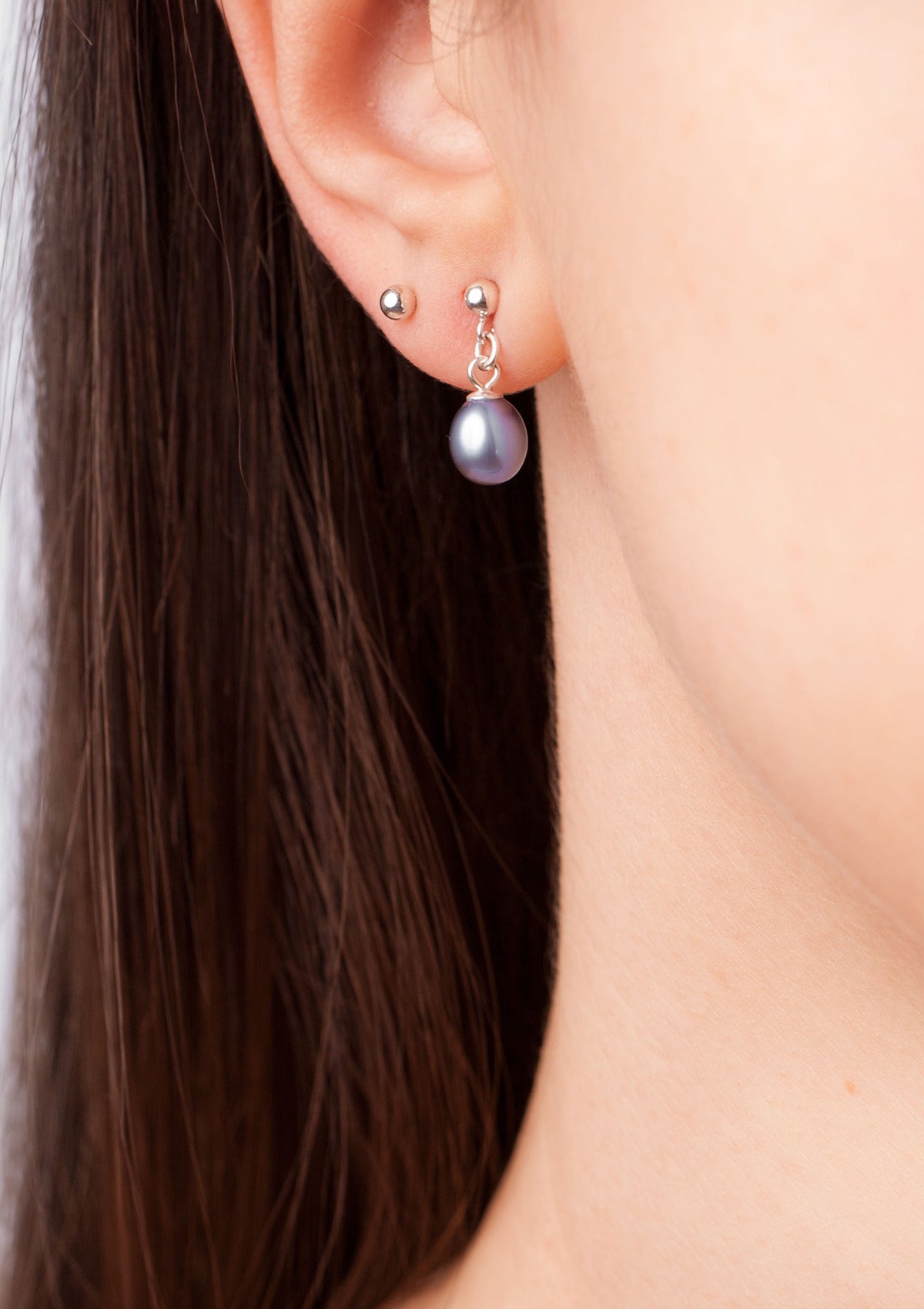 Black pearl stud earrings — на теле