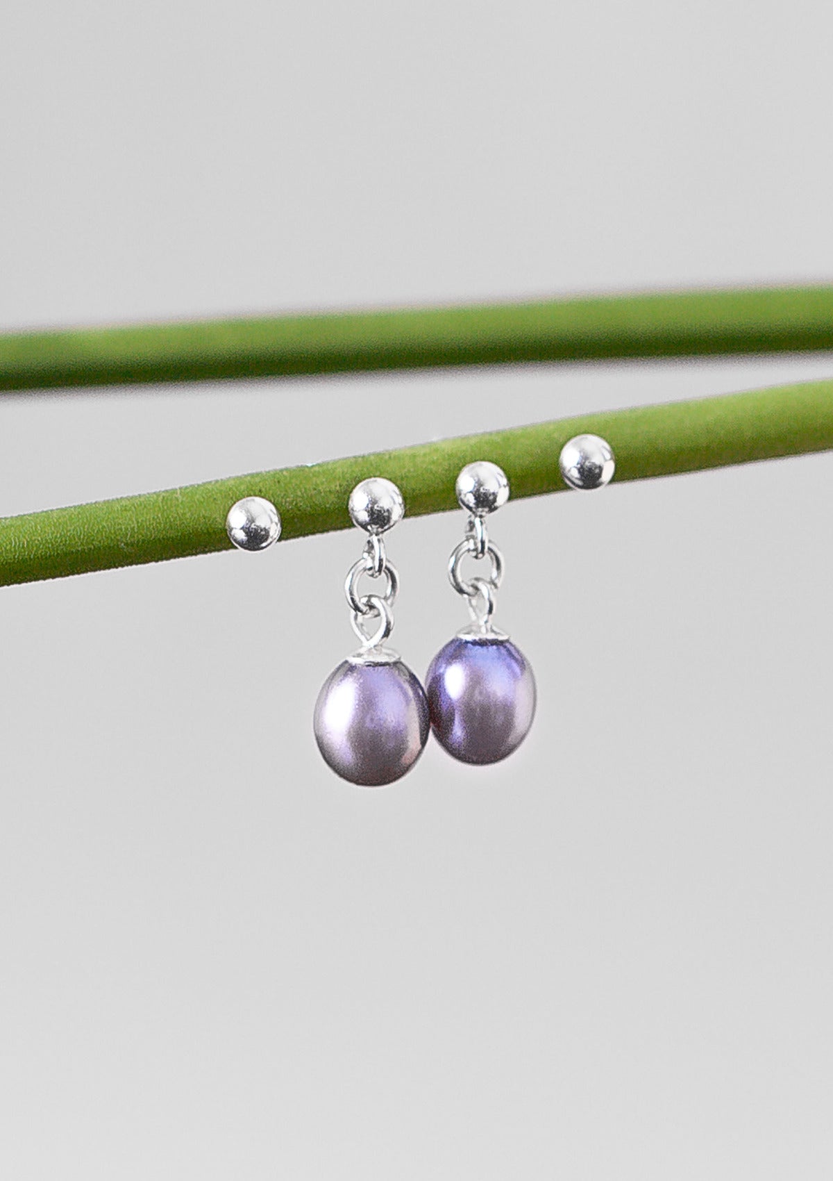 Black pearl stud earrings — прочее