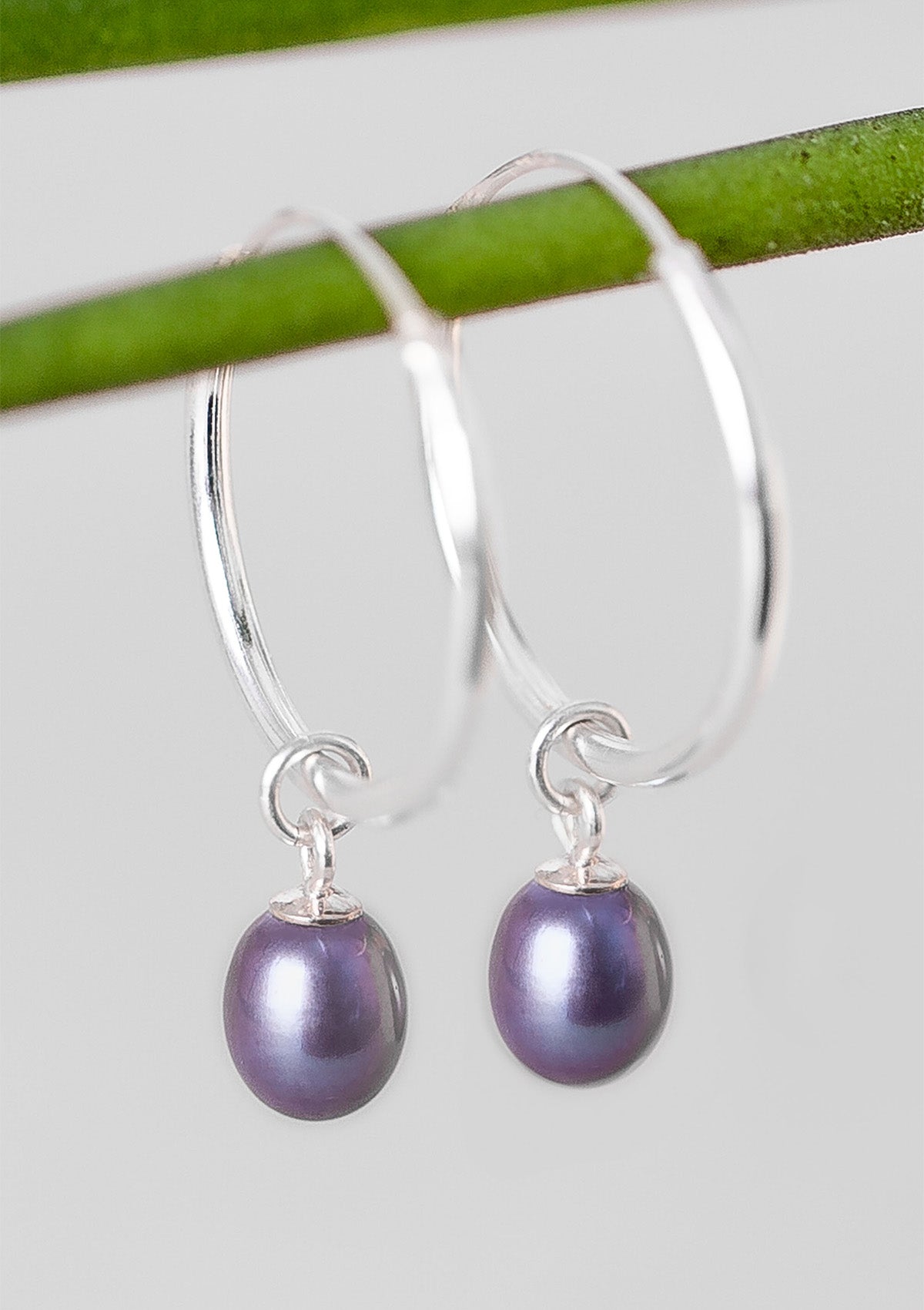 Große Creolen mit schwarzer Perle