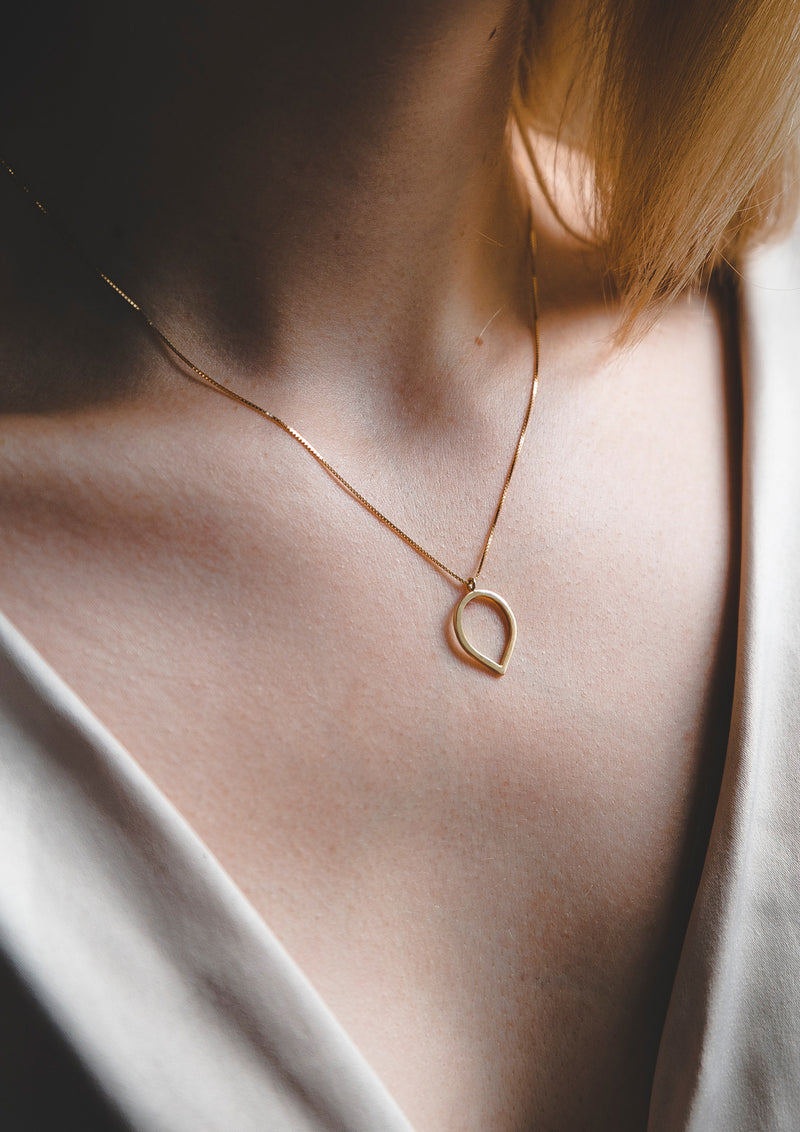 Gold teardrop venetian necklace