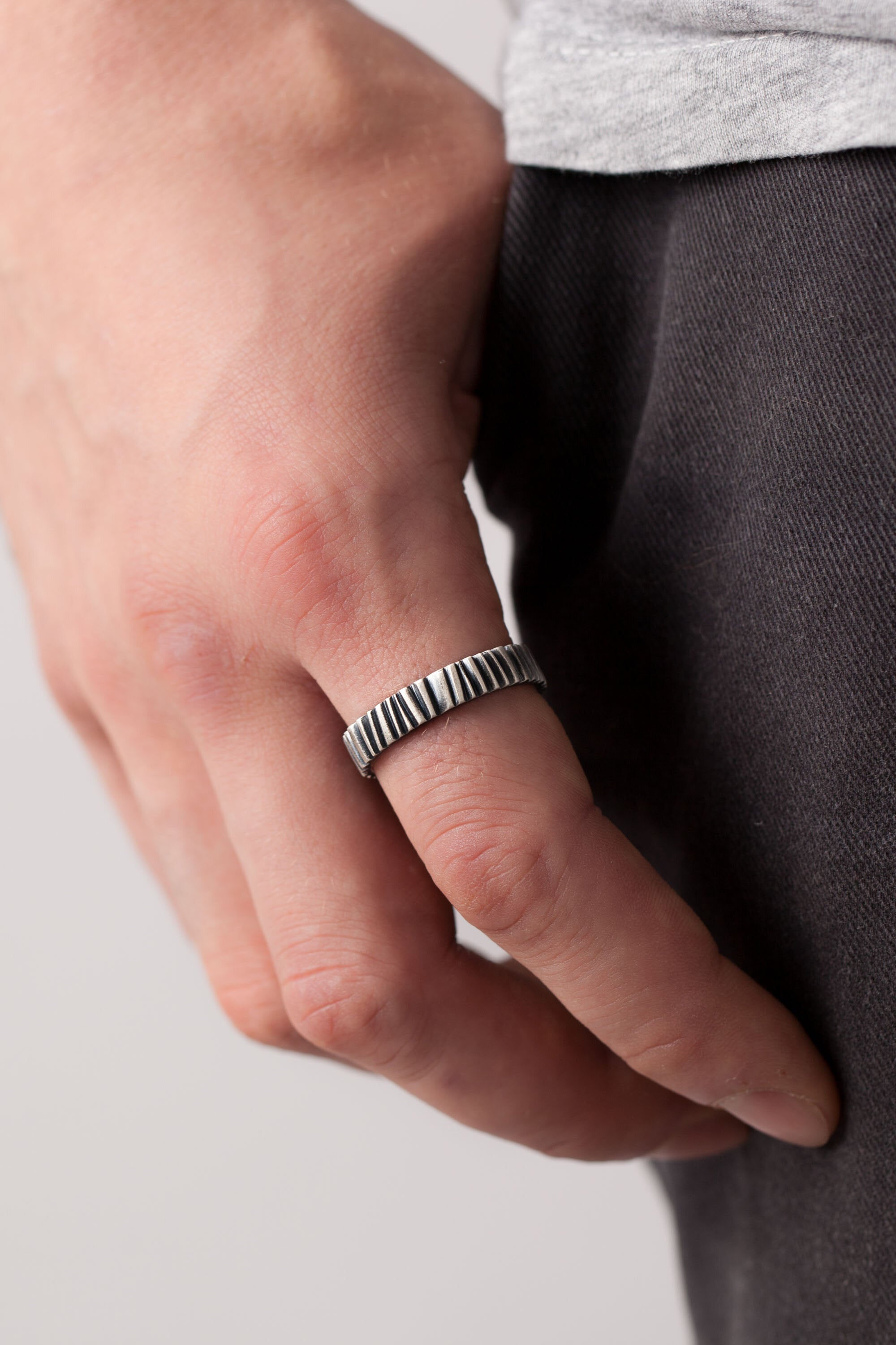 Ring aus schwarzer Baumrinde