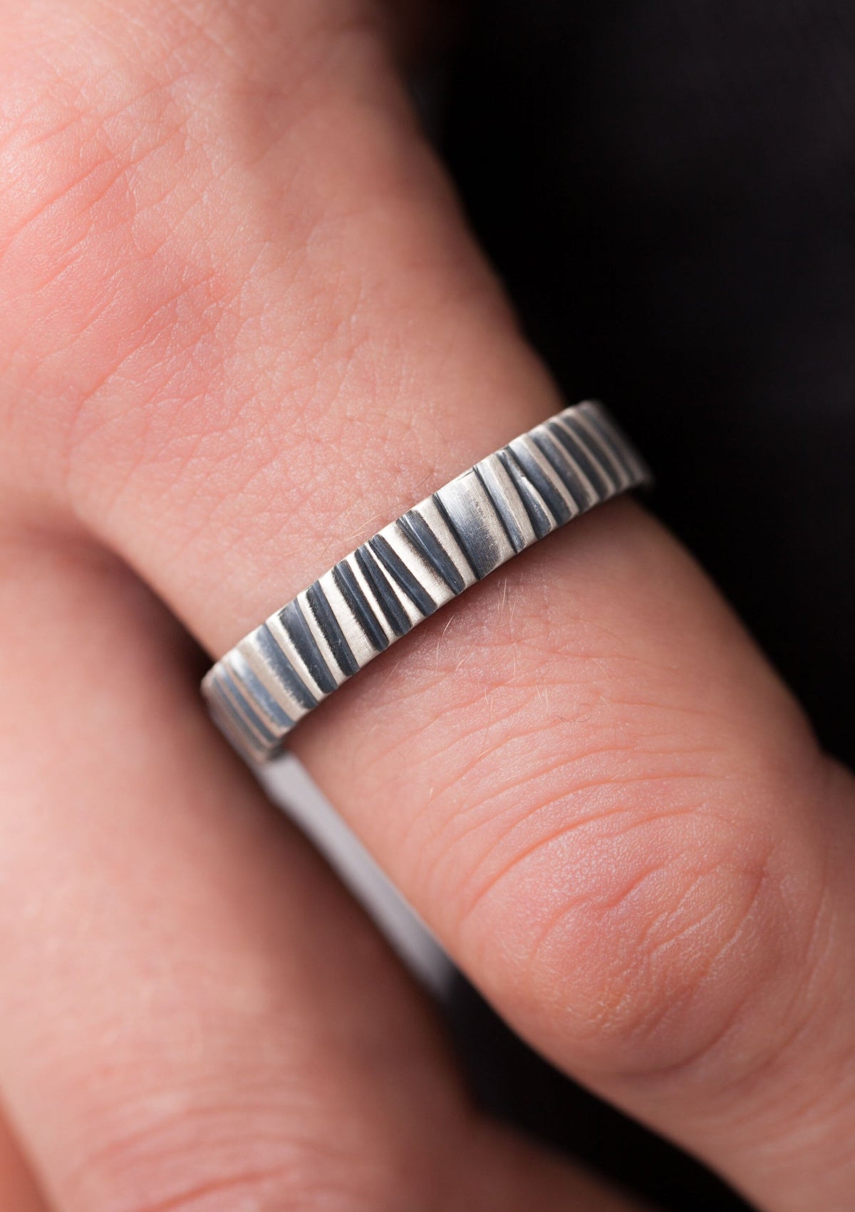 Ring aus schwarzer Baumrinde