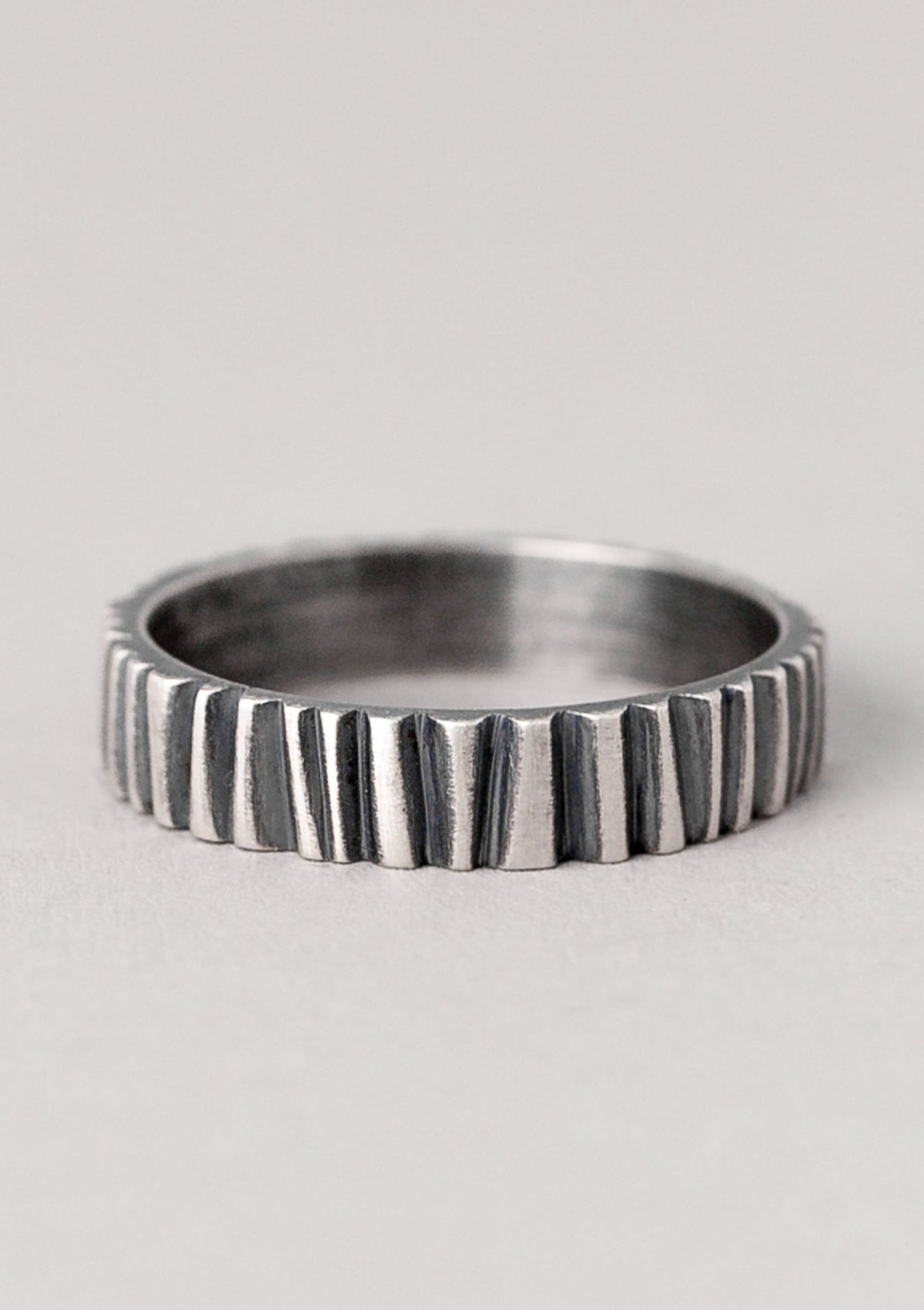 Ring aus schwarzer Baumrinde