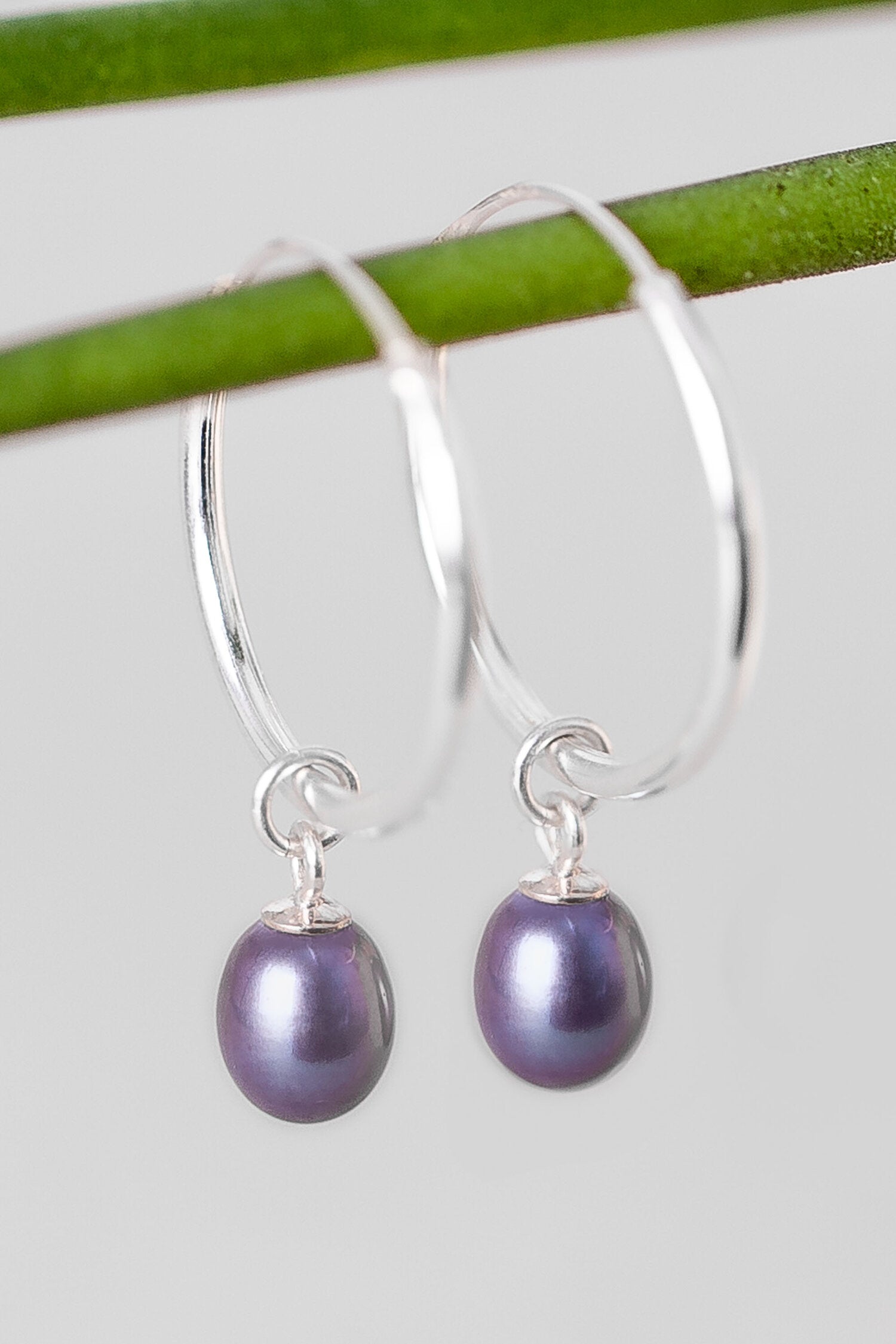 Große Creolen mit schwarzer Perle