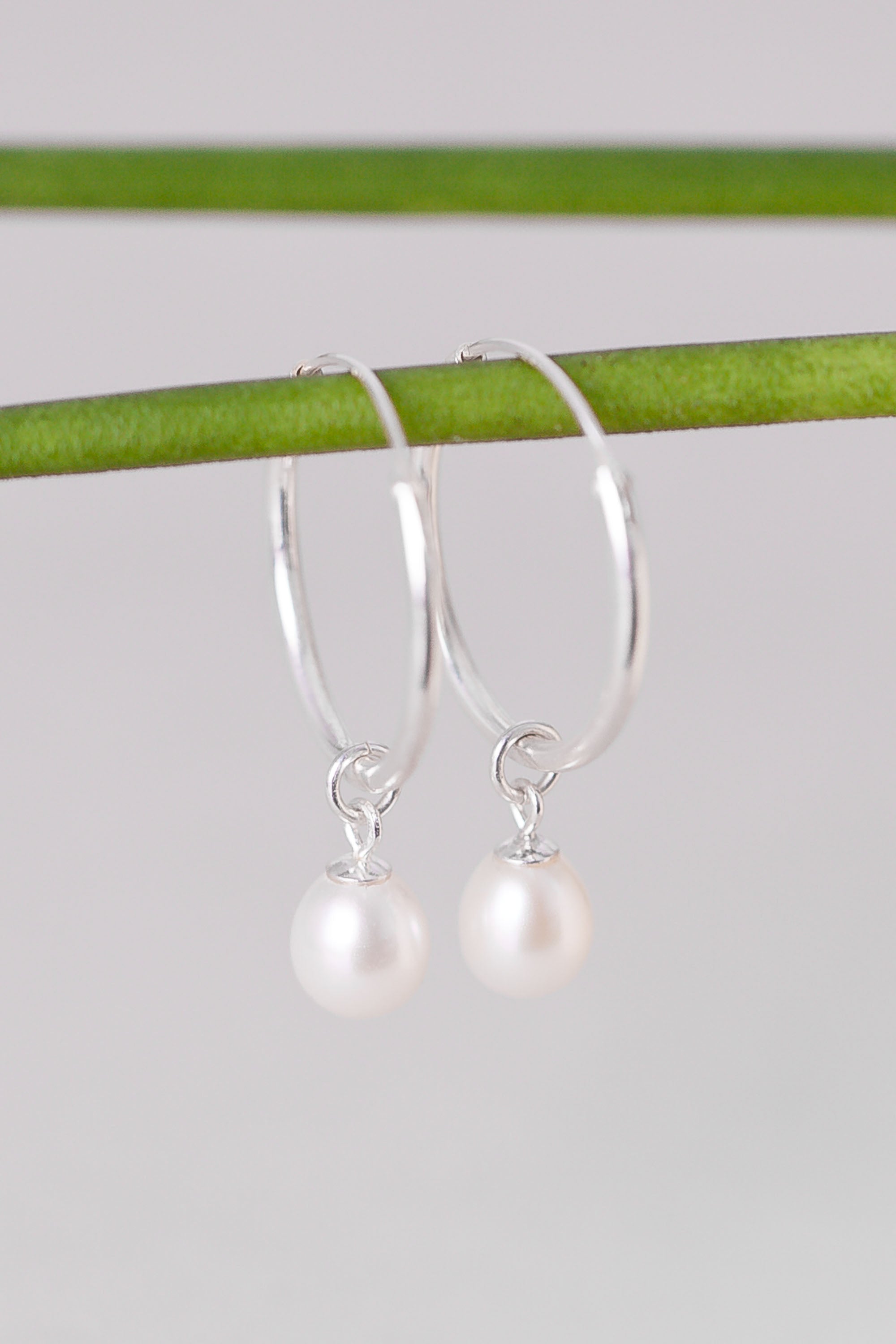 Große Creolen mit weißer Perle